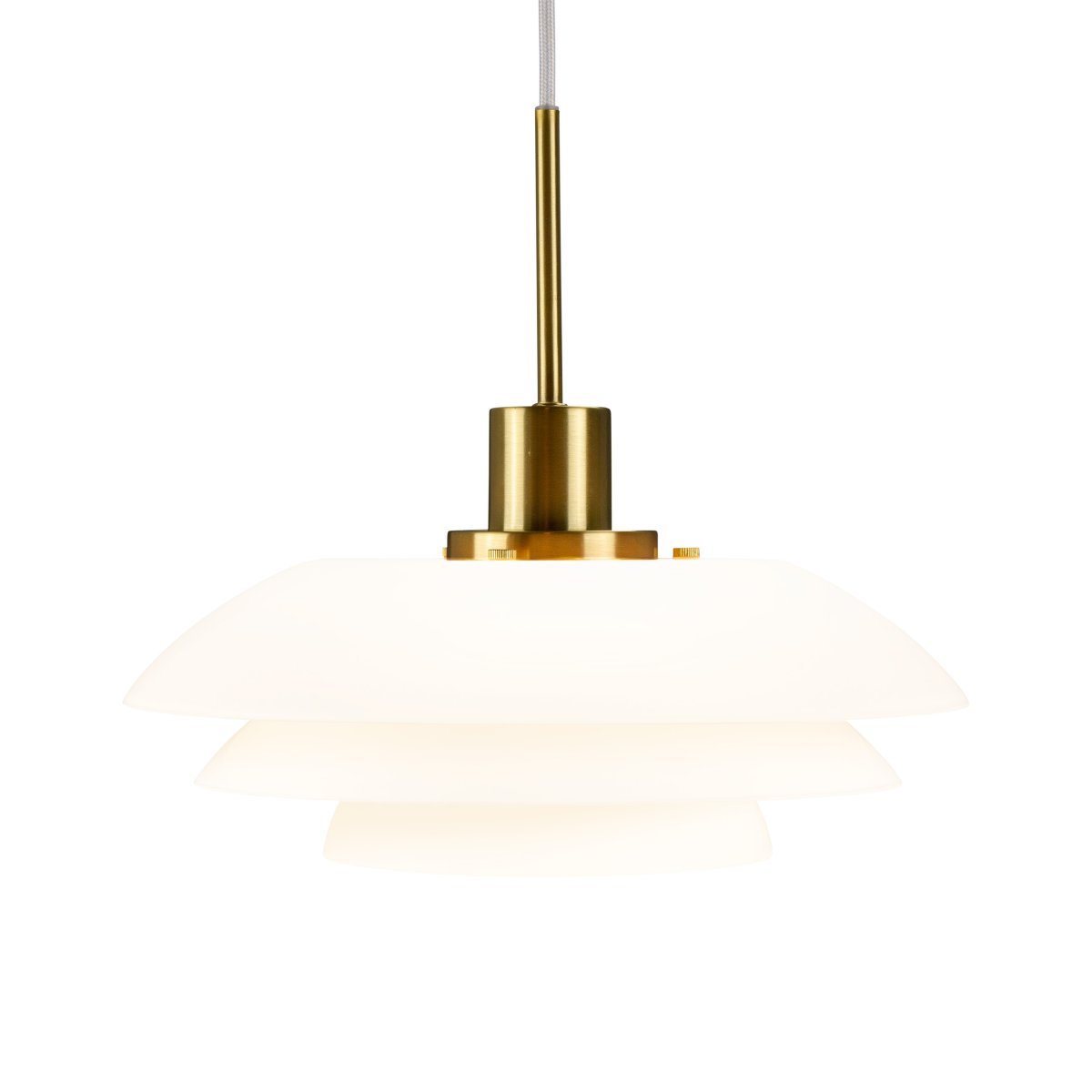 DL31 Ø31 Messing Taklampe Fra Dyberg Larsen - DL31 opal pendel med messingmetallbunn er en elegant lampe som passer perfekt over spise- eller salongbordet.