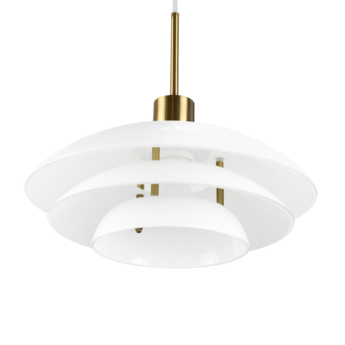 DL31 Ø31 Messing Taklampe Fra Dyberg Larsen - DL31 opal pendel med messingmetallbunn er en elegant lampe som passer perfekt over spise- eller salongbordet.