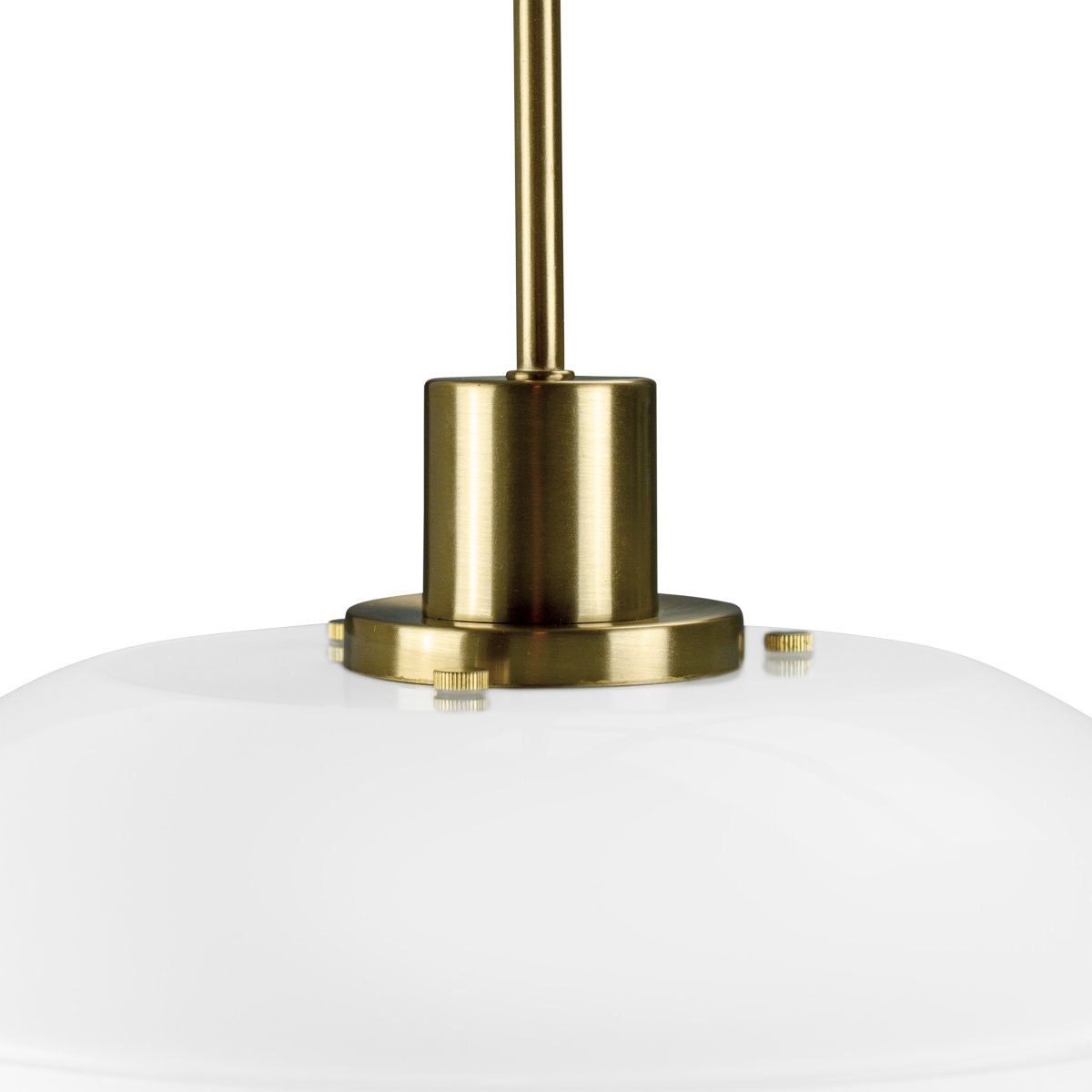 DL31 Ø31 Messing Taklampe Fra Dyberg Larsen - DL31 opal pendel med messingmetallbunn er en elegant lampe som passer perfekt over spise- eller salongbordet.