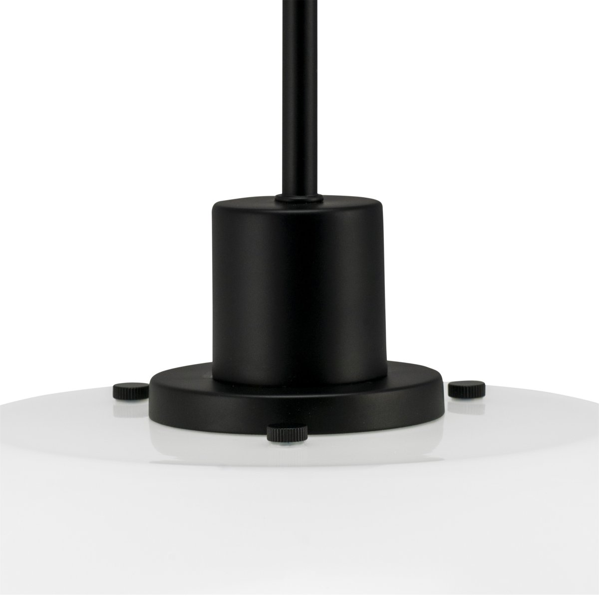 DL31 Ø31 Svart Taklampe Fra Dyberg Larsen - DL31 opal pendel med sort metallbase er en elegant lampe som passer perfekt over spise- eller salongbordet.