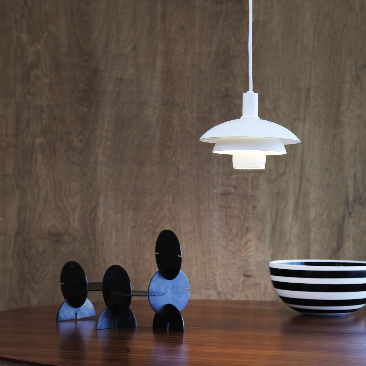Morph Ø20 Hvit Taklampe Fra Dyberg Larsen - Lampen er i matt hvit metall med matchende takrosett.