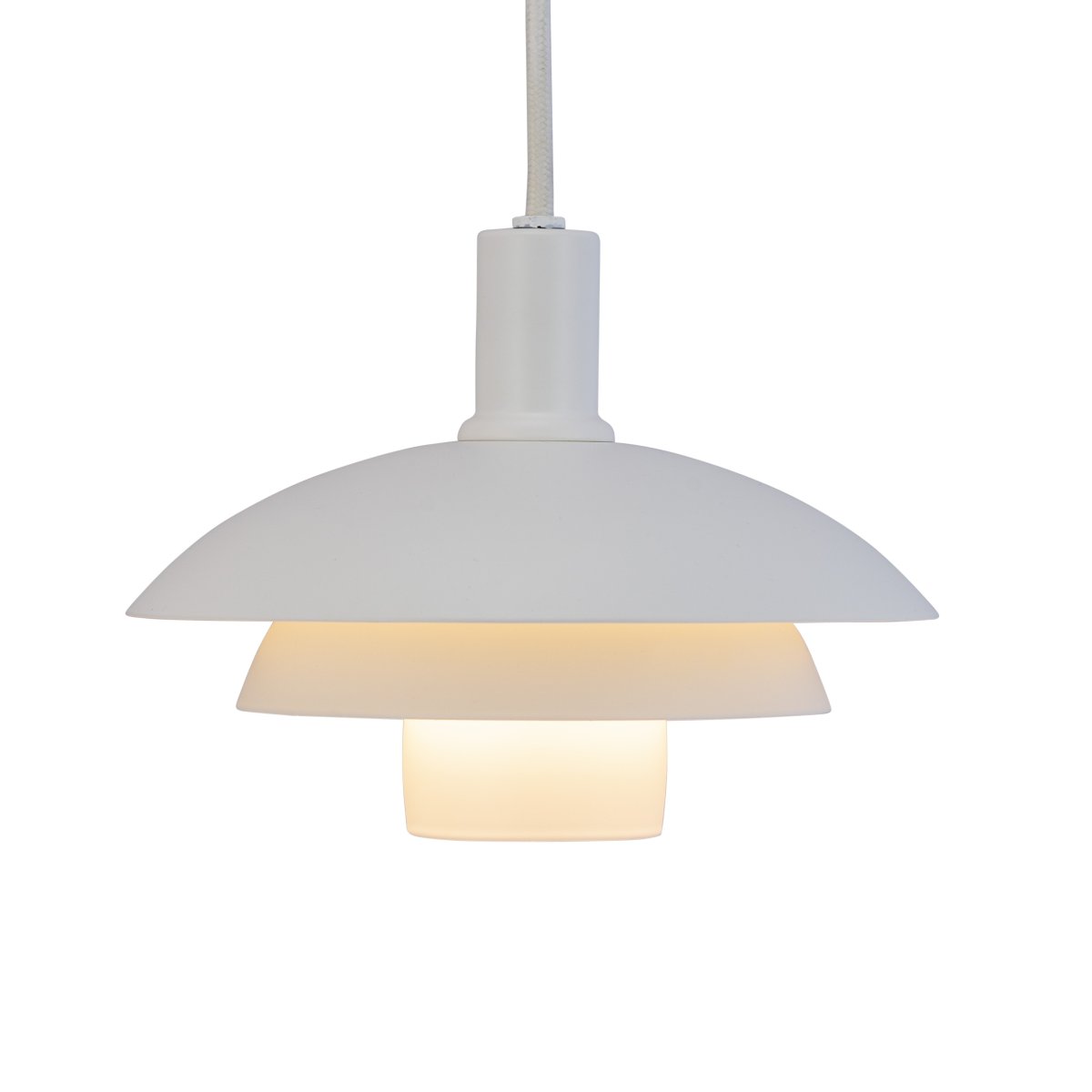 Morph Ø20 Hvit Taklampe Fra Dyberg Larsen - Lampen er i matt hvit metall med matchende takrosett.