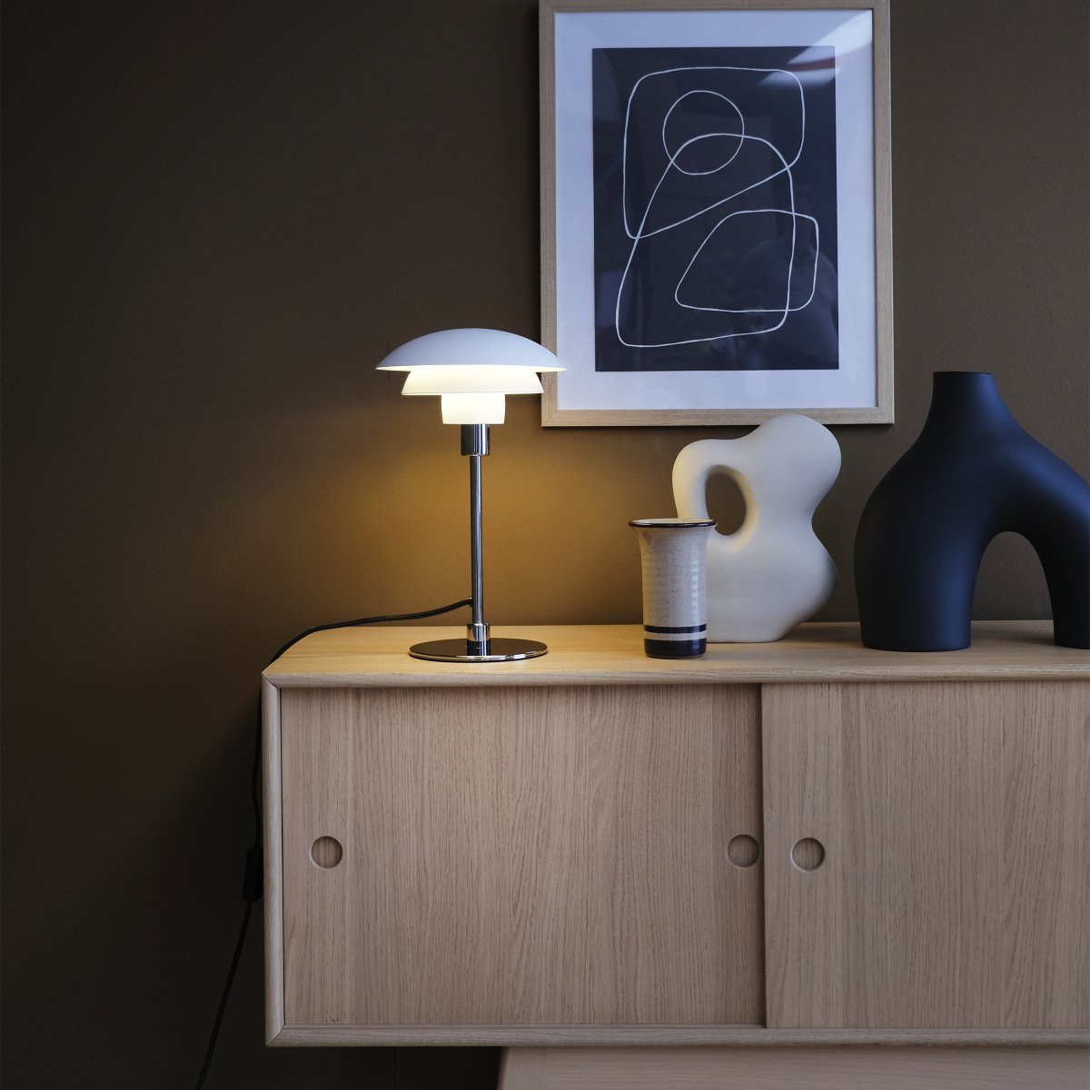 Morph 35cm Hvit bordlampe Fra Dyberg Larsen - Lampen leveres med en 1,6 meter lang stoffledning og har en str&oslash;mbryter p&aring; ledningen.