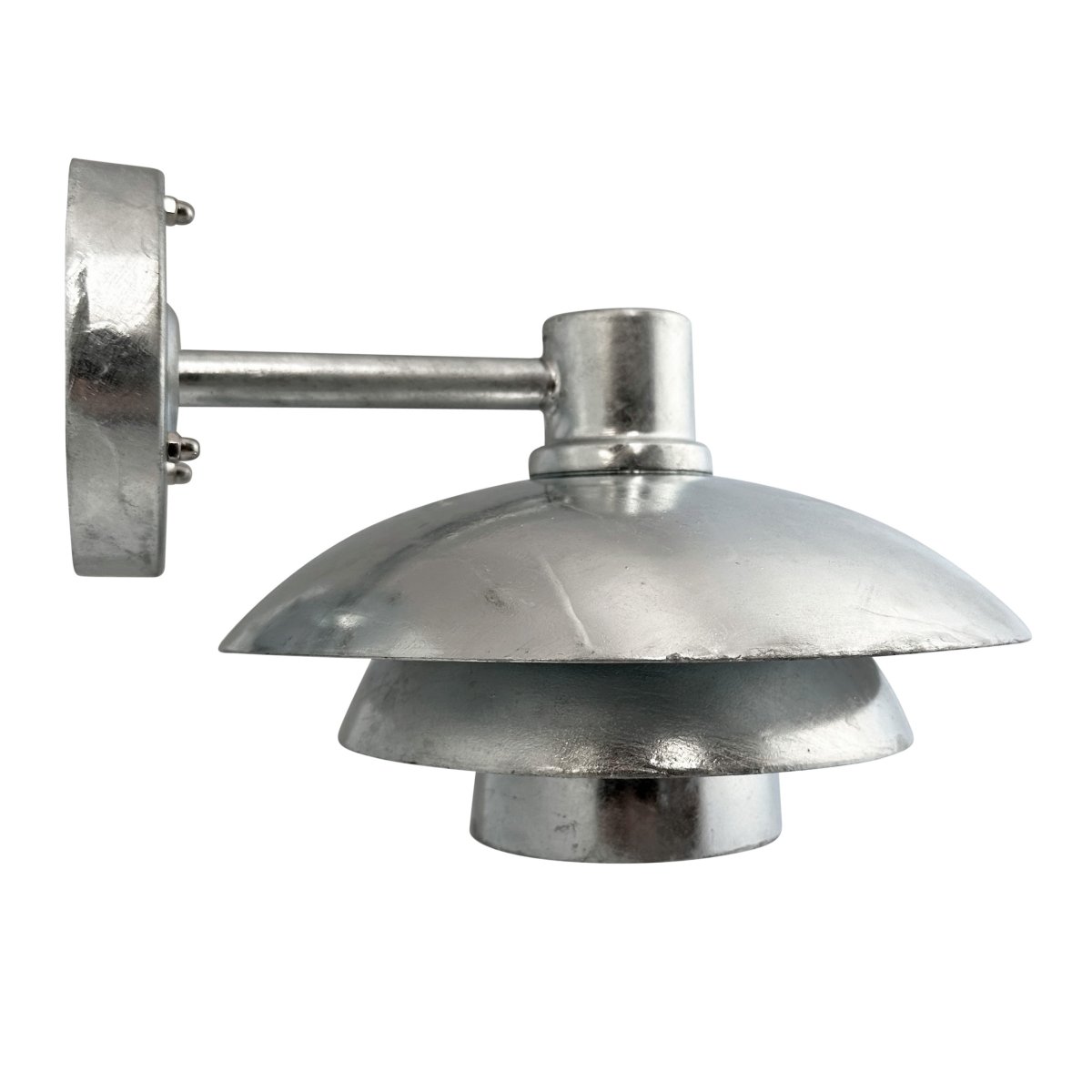 Morph Galvanisert utendørslampe Fra Dyberg Larsen - Skap en innbydende atmosfære ved inngangsdøren din med Morph fasadelampen i galvanisert stål.