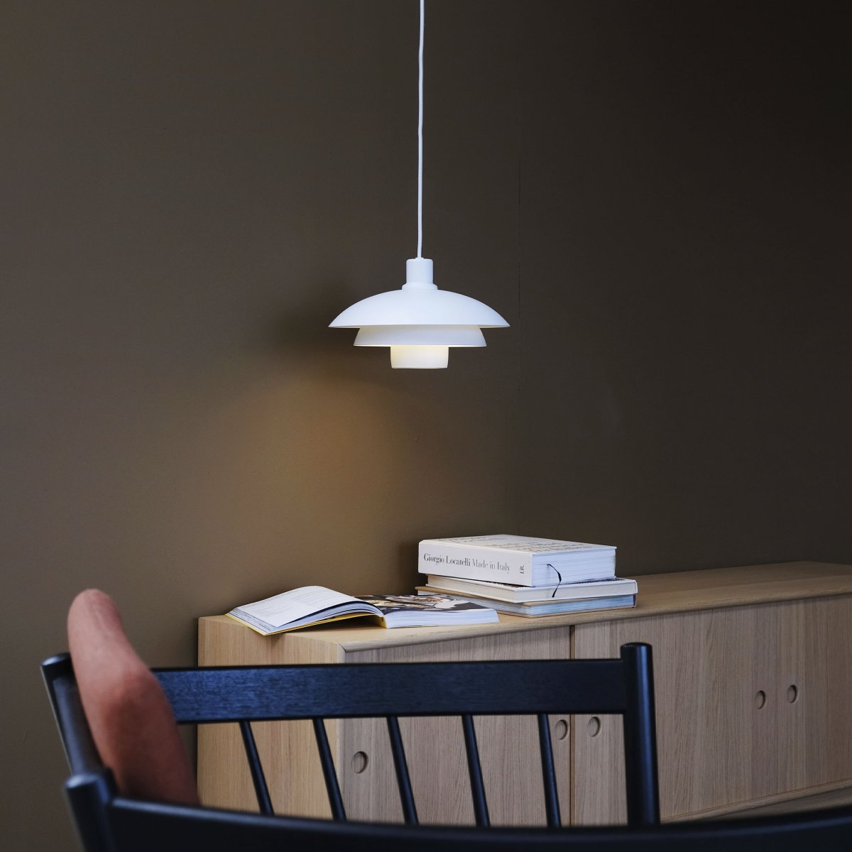 Morph Ø30 Hvit Taklampe Fra Dyberg Larsen - Lampen er i matt hvit metall med matchende takrosett.