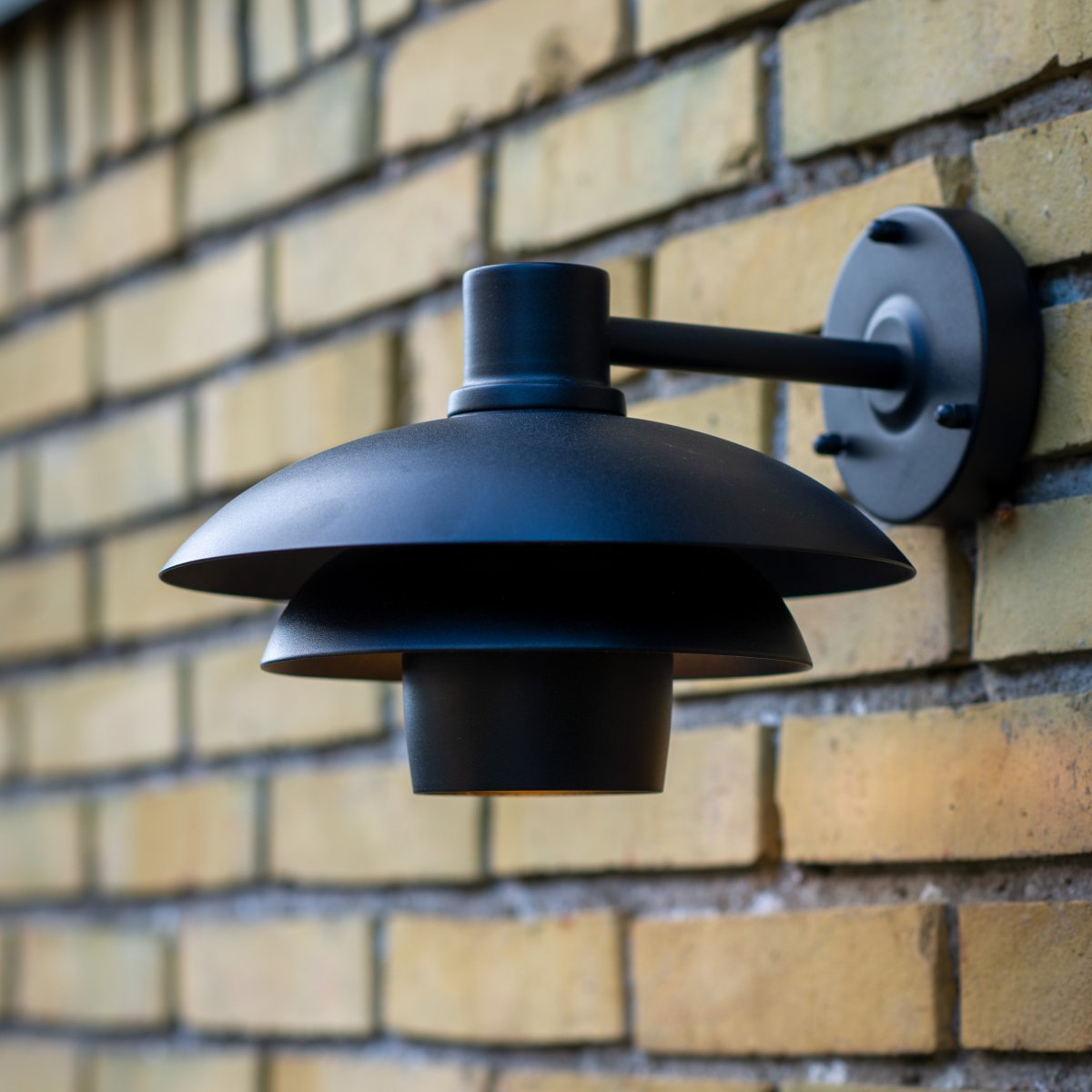 Morph Svart utendørslampe Fra Dyberg Larsen - Morph er det ultimate valget når du ønsker å forbedre utemiljøene dine med førsteklasses dansk design.