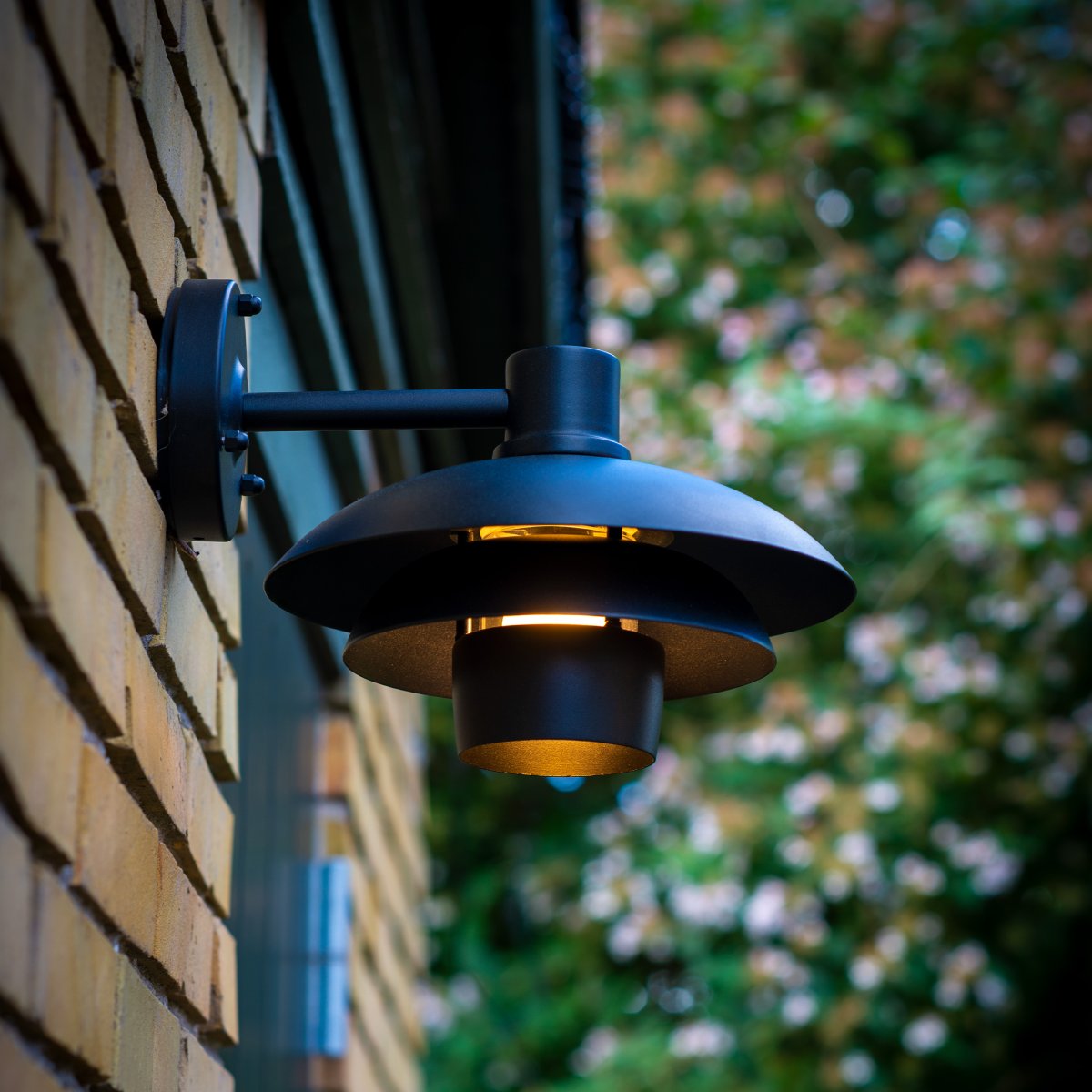 Morph Svart utendørslampe Fra Dyberg Larsen - Morph er det ultimate valget når du ønsker å forbedre utemiljøene dine med førsteklasses dansk design.