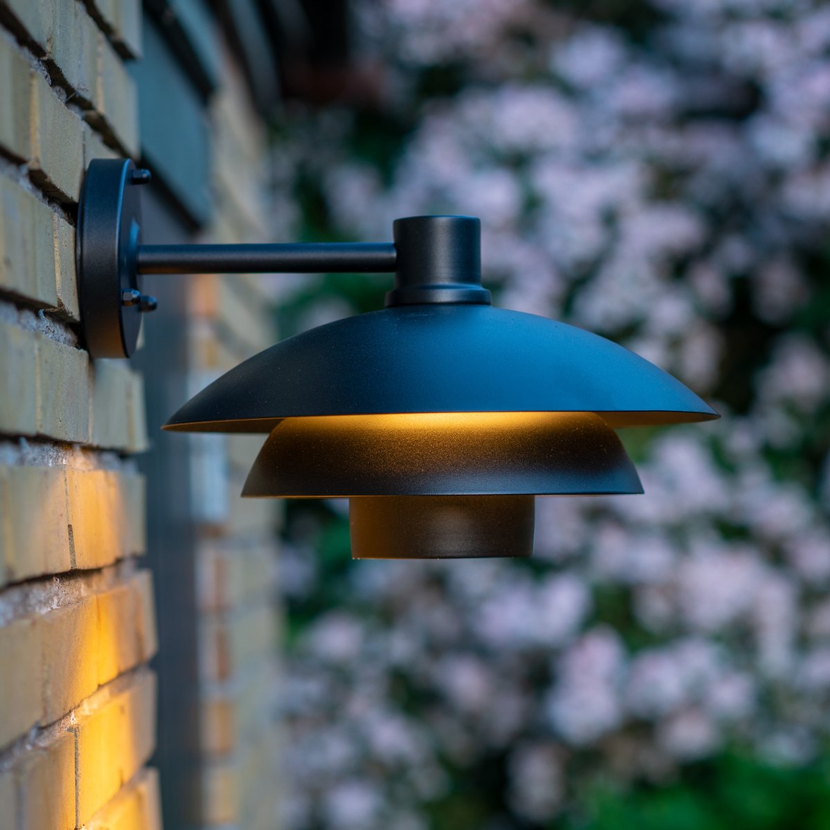 Morph Svart utendørslampe Fra Dyberg Larsen - Morph er det ultimate valget når du ønsker å forbedre utemiljøene dine med førsteklasses dansk design.