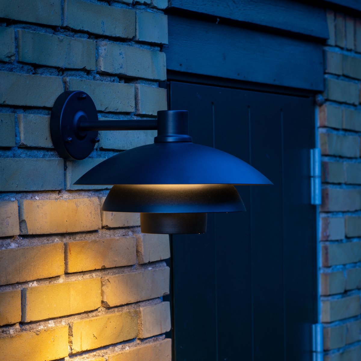 Morph Svart utendørslampe Fra Dyberg Larsen - Morph er det ultimate valget når du ønsker å forbedre utemiljøene dine med førsteklasses dansk design.