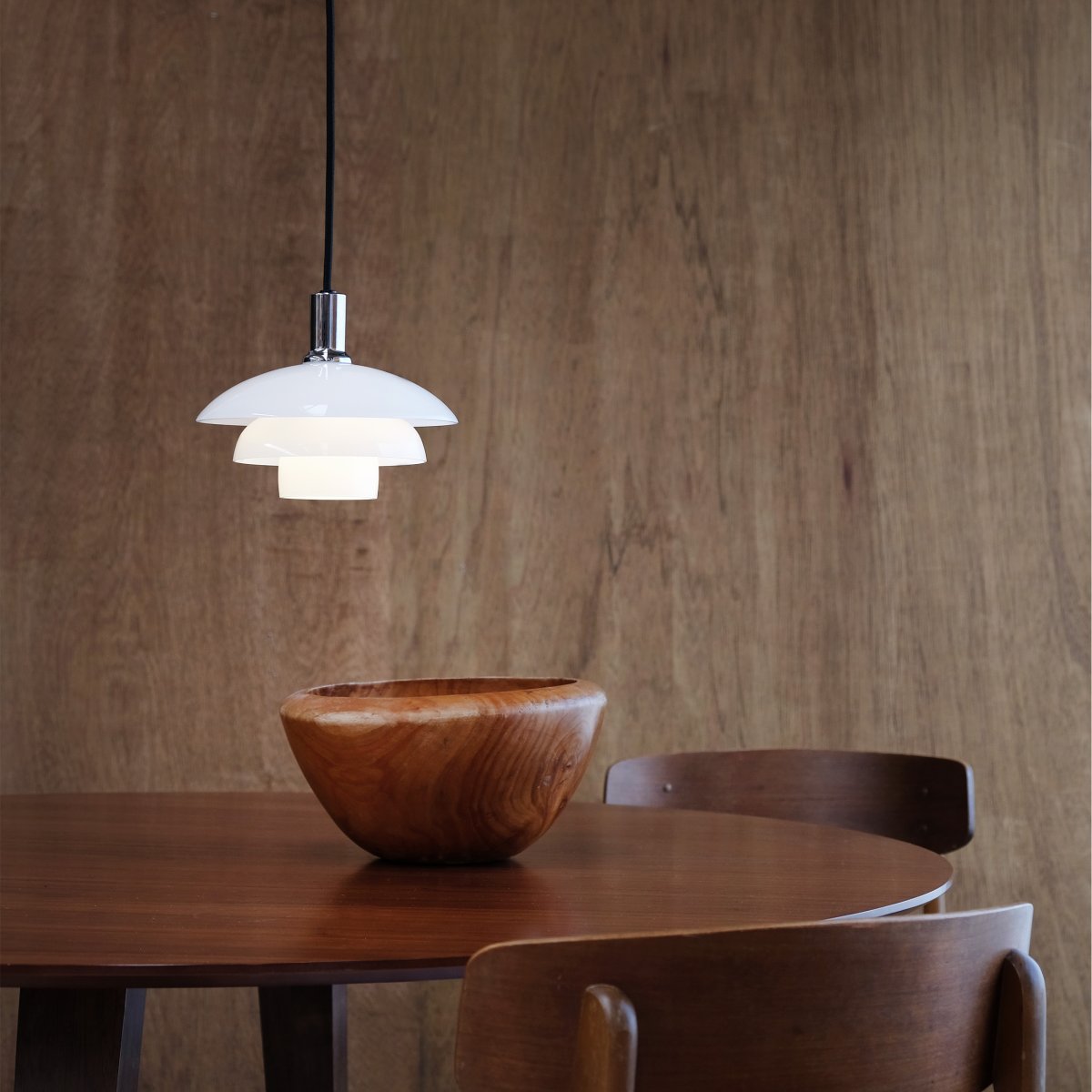 Morph Ø20 Opal Taklampe Fra Dyberg Larsen - Morph lyskolleksjonen er designet av den popul&aelig;re danske designeren Frank Kerdil og kombinerer eleganse og funksjon p&aring;; en fersk s&oslash;tsak.