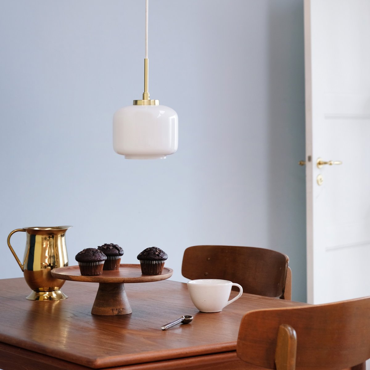 Arp Ø15 Messing Taklampe Fra Dyberg Larsen - Gi hjemmet ditt en stilig kombinasjon av moderne og klassisk design med Arp-taklampen.