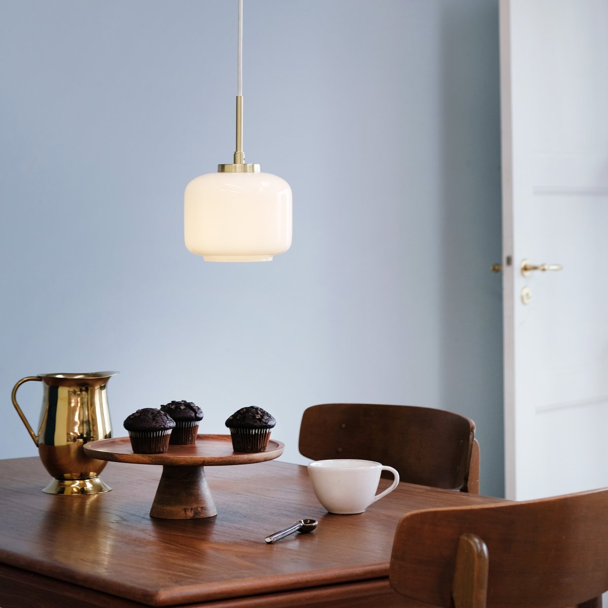 Arp Ø15 Messing Taklampe Fra Dyberg Larsen - Gi hjemmet ditt en stilig kombinasjon av moderne og klassisk design med Arp-taklampen.