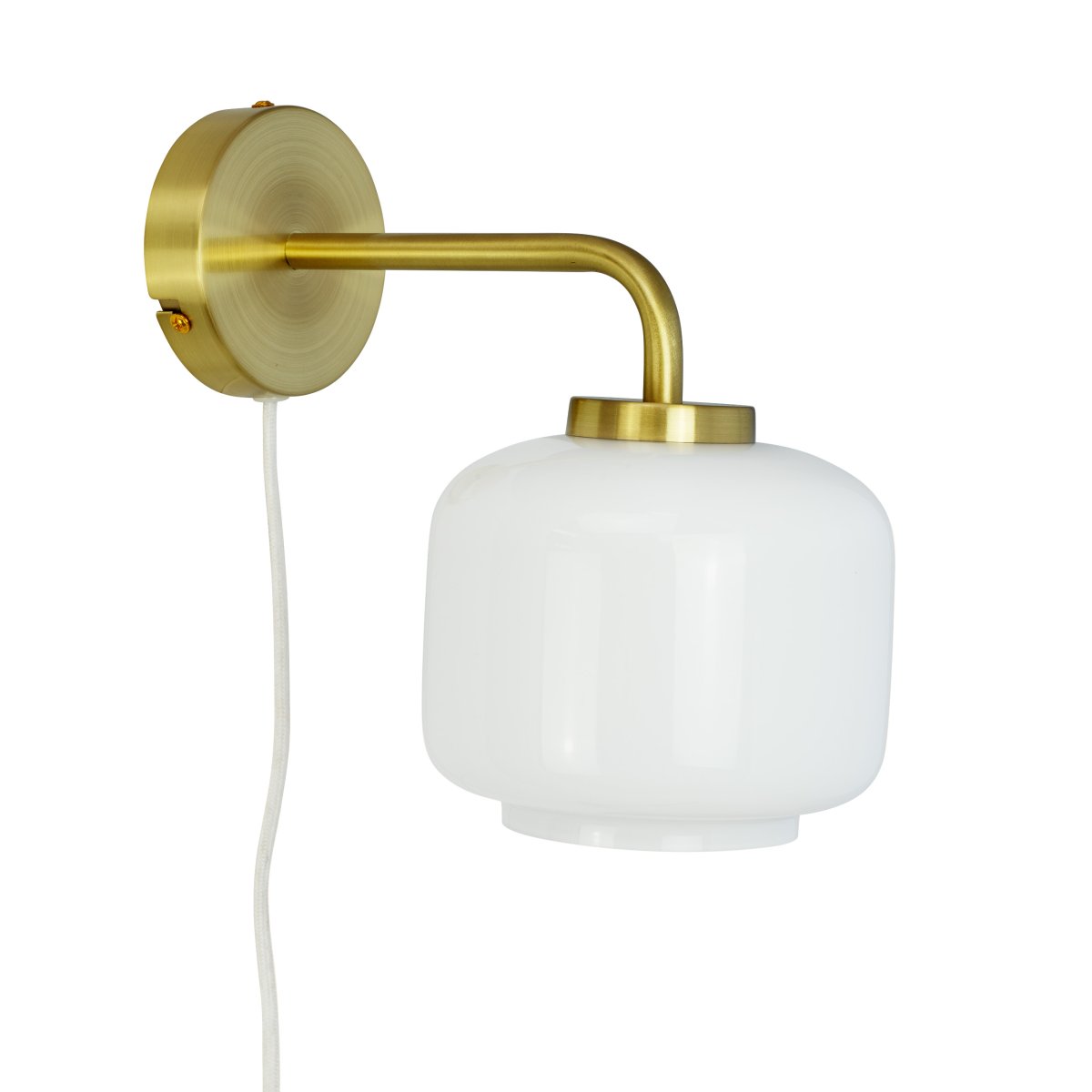 Arp Ø15 Messing vegglampe Fra Dyberg Larsen - Uansett om den plasseres i stuen, soverommet eller gangen, er Arp vegglampen både en vakker interiørdetalj og en funksjonell lysløsning.