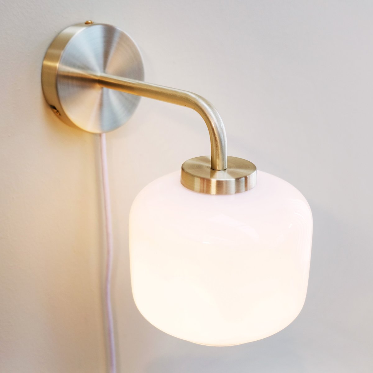 Arp Ø15 Messing vegglampe Fra Dyberg Larsen - Uansett om den plasseres i stuen, soverommet eller gangen, er Arp vegglampen både en vakker interiørdetalj og en funksjonell lysløsning.