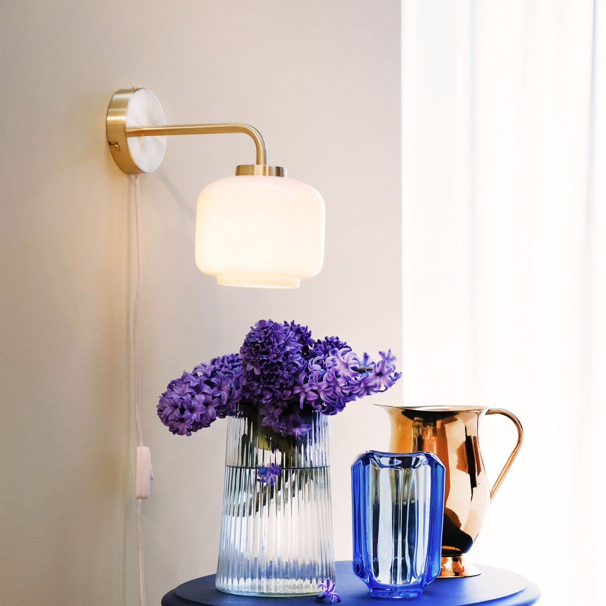 Arp Ø15 Messing vegglampe Fra Dyberg Larsen - Uansett om den plasseres i stuen, soverommet eller gangen, er Arp vegglampen både en vakker interiørdetalj og en funksjonell lysløsning.