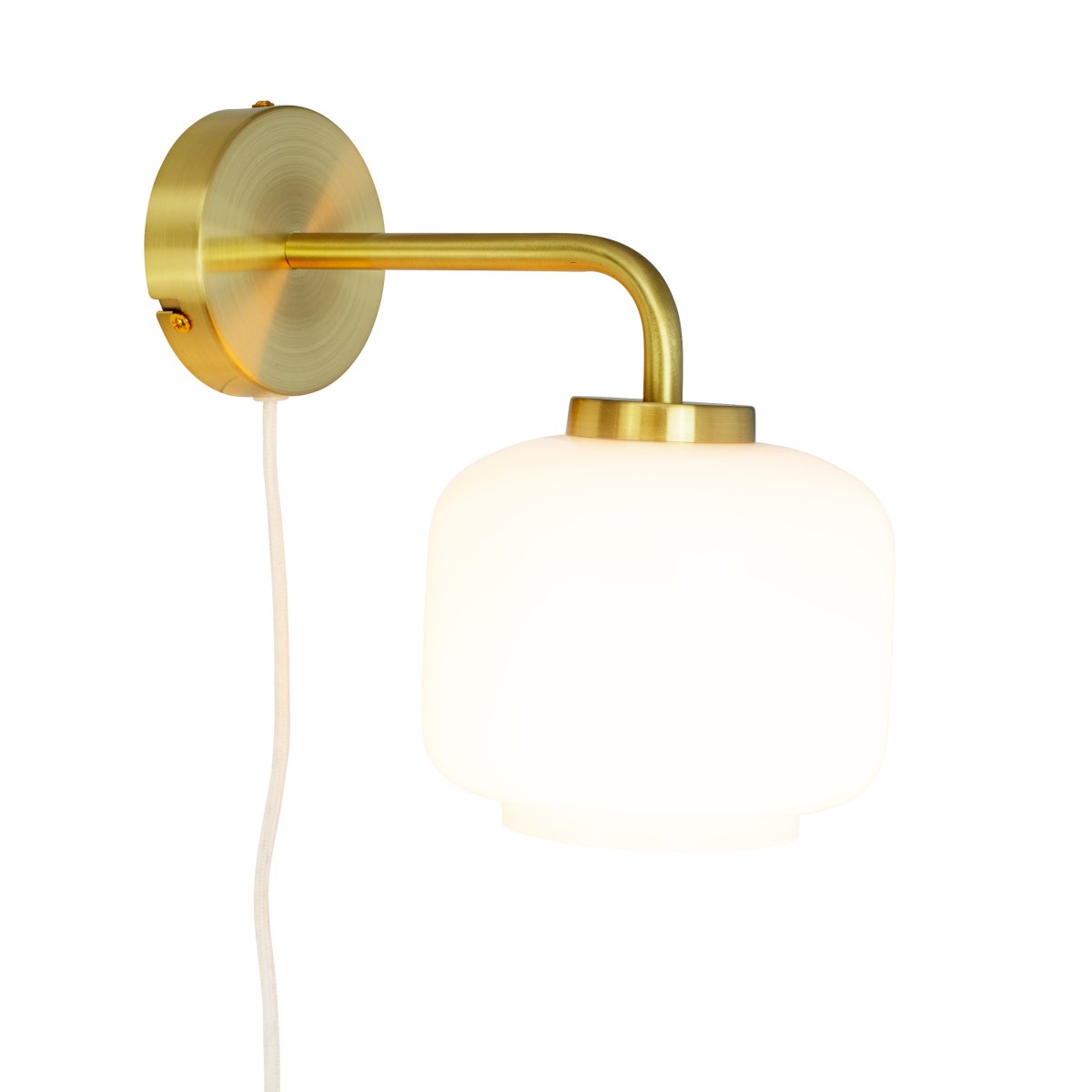 Arp Ø15 Messing vegglampe Fra Dyberg Larsen - Uansett om den plasseres i stuen, soverommet eller gangen, er Arp vegglampen både en vakker interiørdetalj og en funksjonell lysløsning.