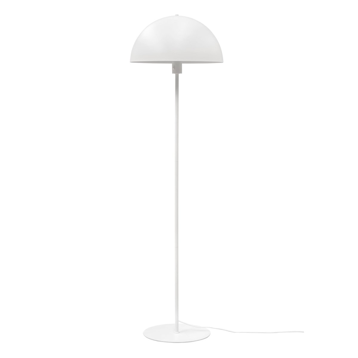 Stockholm Hvit gulvlampe Fra Dyberg Larsen - Den hvite gulvlampen i Stockholm-serien, med en h&oslash;yde p&aring; 140 cm cm, er ideell for &aring; gi lys i stuen, soverommet, kontoret og mange andre steder.