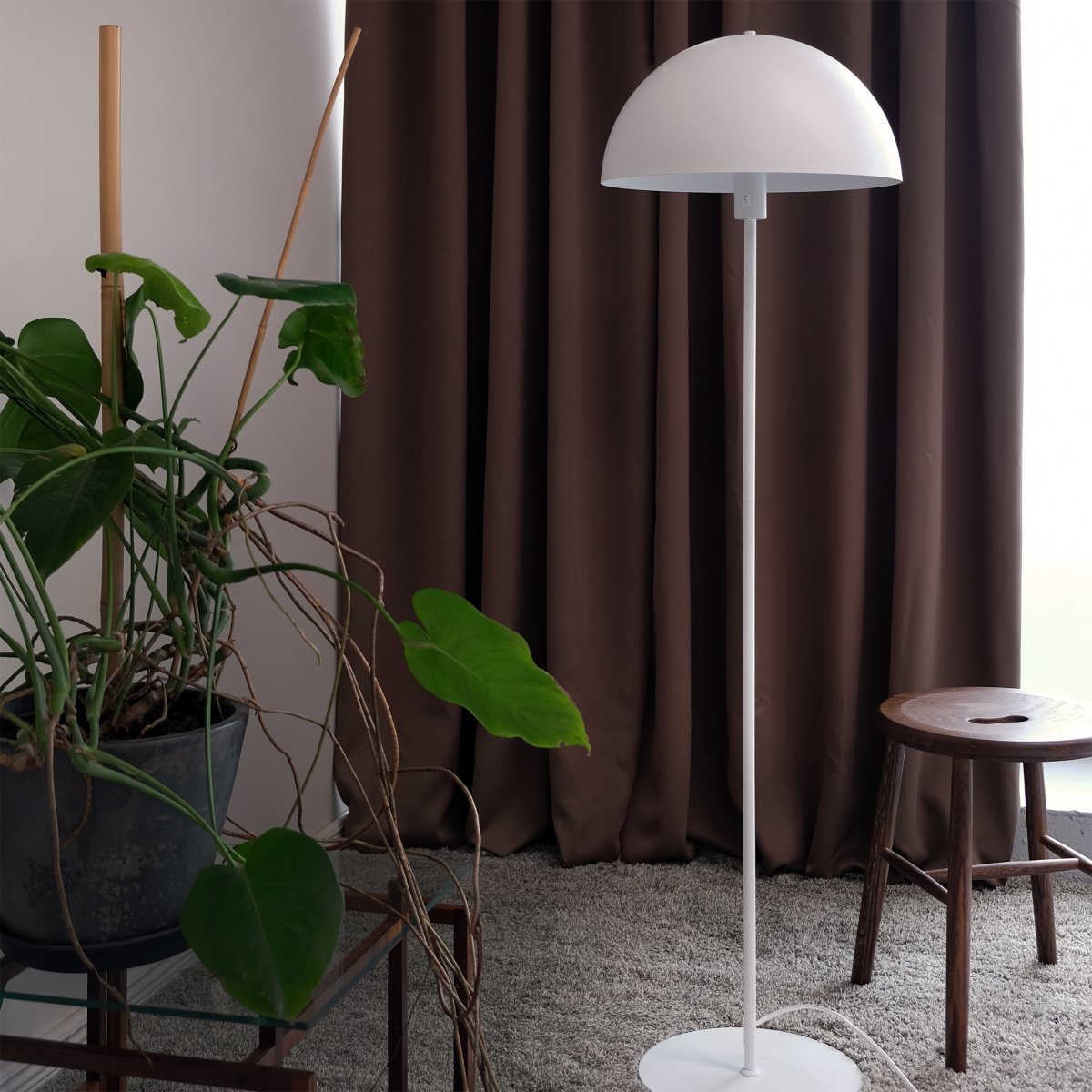 Stockholm Hvit gulvlampe Fra Dyberg Larsen - Den hvite gulvlampen i Stockholm-serien, med en h&oslash;yde p&aring; 140 cm cm, er ideell for &aring; gi lys i stuen, soverommet, kontoret og mange andre steder.