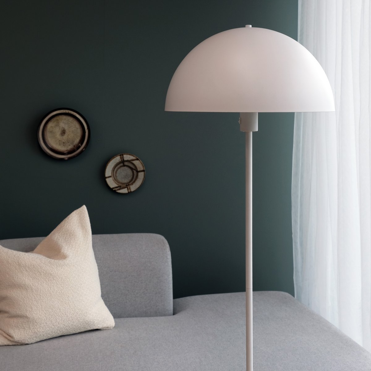 Stockholm Hvit gulvlampe Fra Dyberg Larsen - Den hvite gulvlampen i Stockholm-serien, med en h&oslash;yde p&aring; 140 cm cm, er ideell for &aring; gi lys i stuen, soverommet, kontoret og mange andre steder.