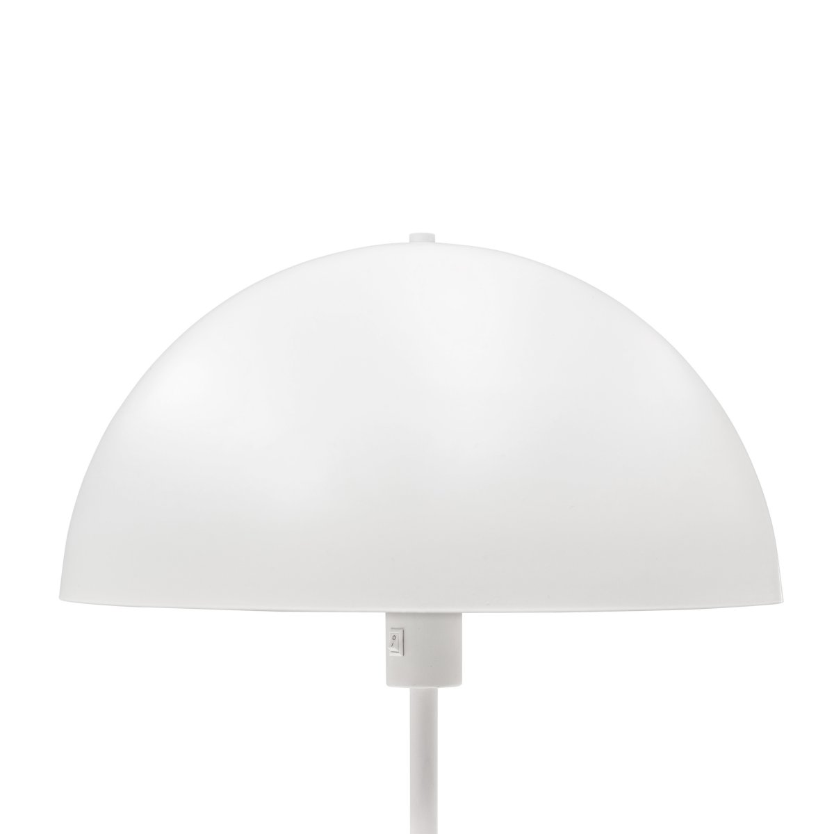 Stockholm Hvit gulvlampe Fra Dyberg Larsen - Den hvite gulvlampen i Stockholm-serien, med en h&oslash;yde p&aring; 140 cm cm, er ideell for &aring; gi lys i stuen, soverommet, kontoret og mange andre steder.