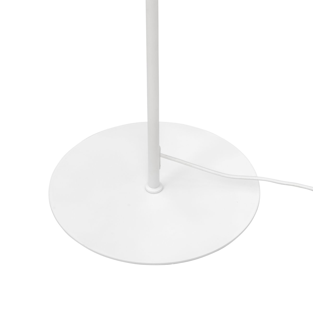 Stockholm Hvit gulvlampe Fra Dyberg Larsen - Den hvite gulvlampen i Stockholm-serien, med en h&oslash;yde p&aring; 140 cm cm, er ideell for &aring; gi lys i stuen, soverommet, kontoret og mange andre steder.