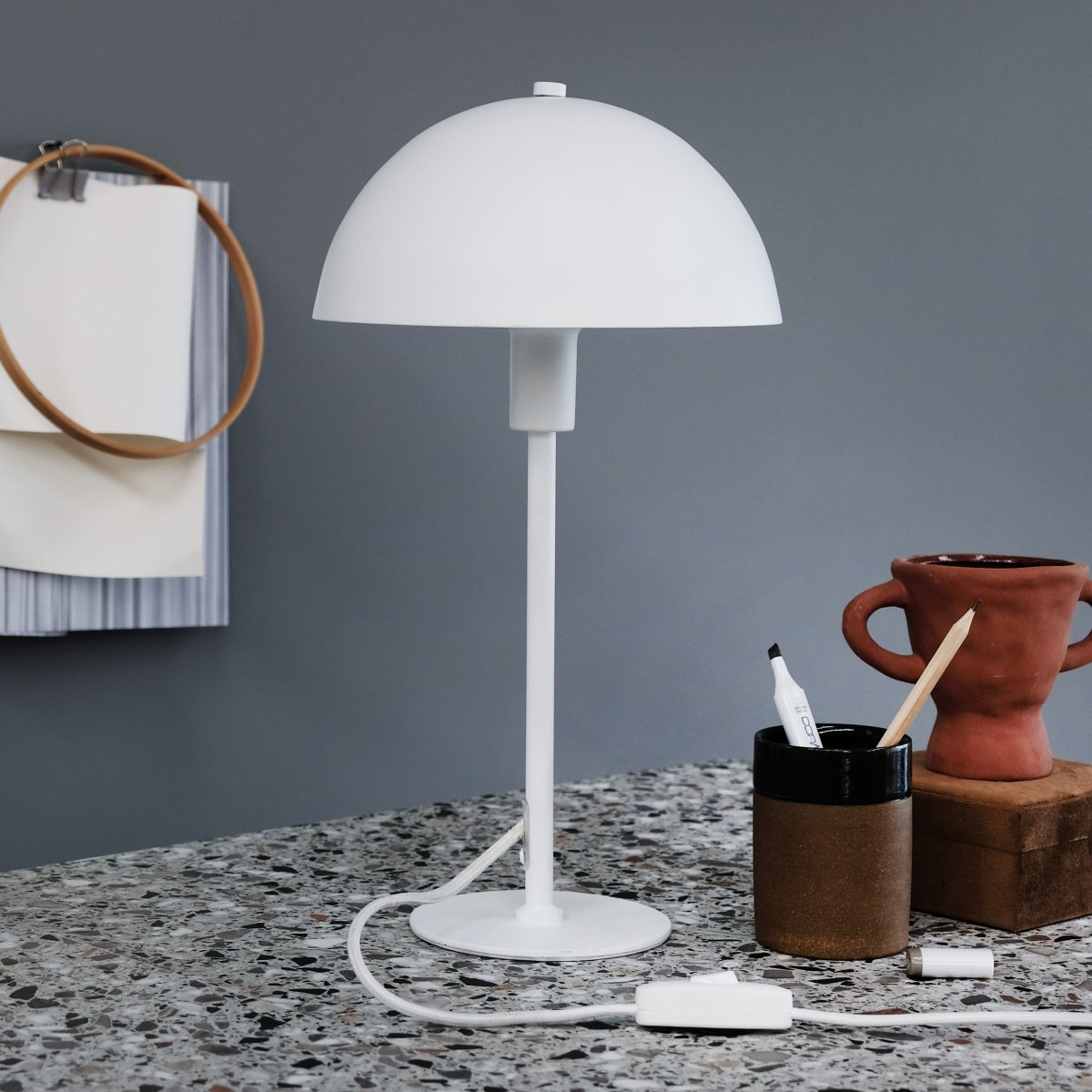 Stockholm 40cm Hvit bordlampe Fra Dyberg Larsen - Den lille hvite bordlampen i Stockholm-serien, med en høyde på 38 cm, er ideell for å gi lys i bokhyllen, på en smal hylle, vinduskarmen, nattbordet og mange andre steder.