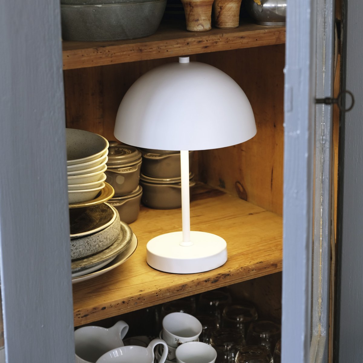 Stockholm 30cm Hvit bærbar Fra Dyberg Larsen - Stockholm LED-bordlampe i hvitt er en oppladbar lampe med tre lysstyrkeniv&aring;er (100 %, 50 % og 25 %), ideell for b&aring;de innend&oslash;rs og sporadisk utend&oslash;rs bruk.