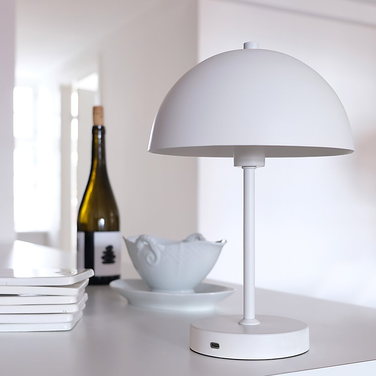 Stockholm 30cm Hvit bærbar Fra Dyberg Larsen - Stockholm LED-bordlampe i hvitt er en oppladbar lampe med tre lysstyrkeniv&aring;er (100 %, 50 % og 25 %), ideell for b&aring;de innend&oslash;rs og sporadisk utend&oslash;rs bruk.