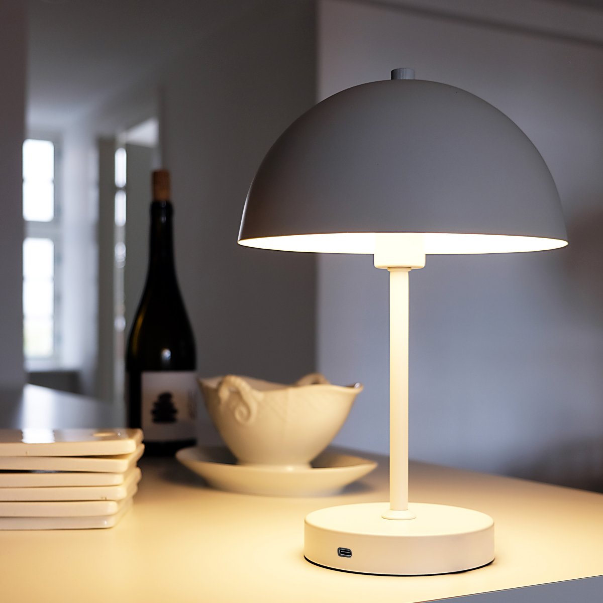 Stockholm 30cm Hvit bærbar Fra Dyberg Larsen - Stockholm LED-bordlampe i hvitt er en oppladbar lampe med tre lysstyrkeniv&aring;er (100 %, 50 % og 25 %), ideell for b&aring;de innend&oslash;rs og sporadisk utend&oslash;rs bruk.