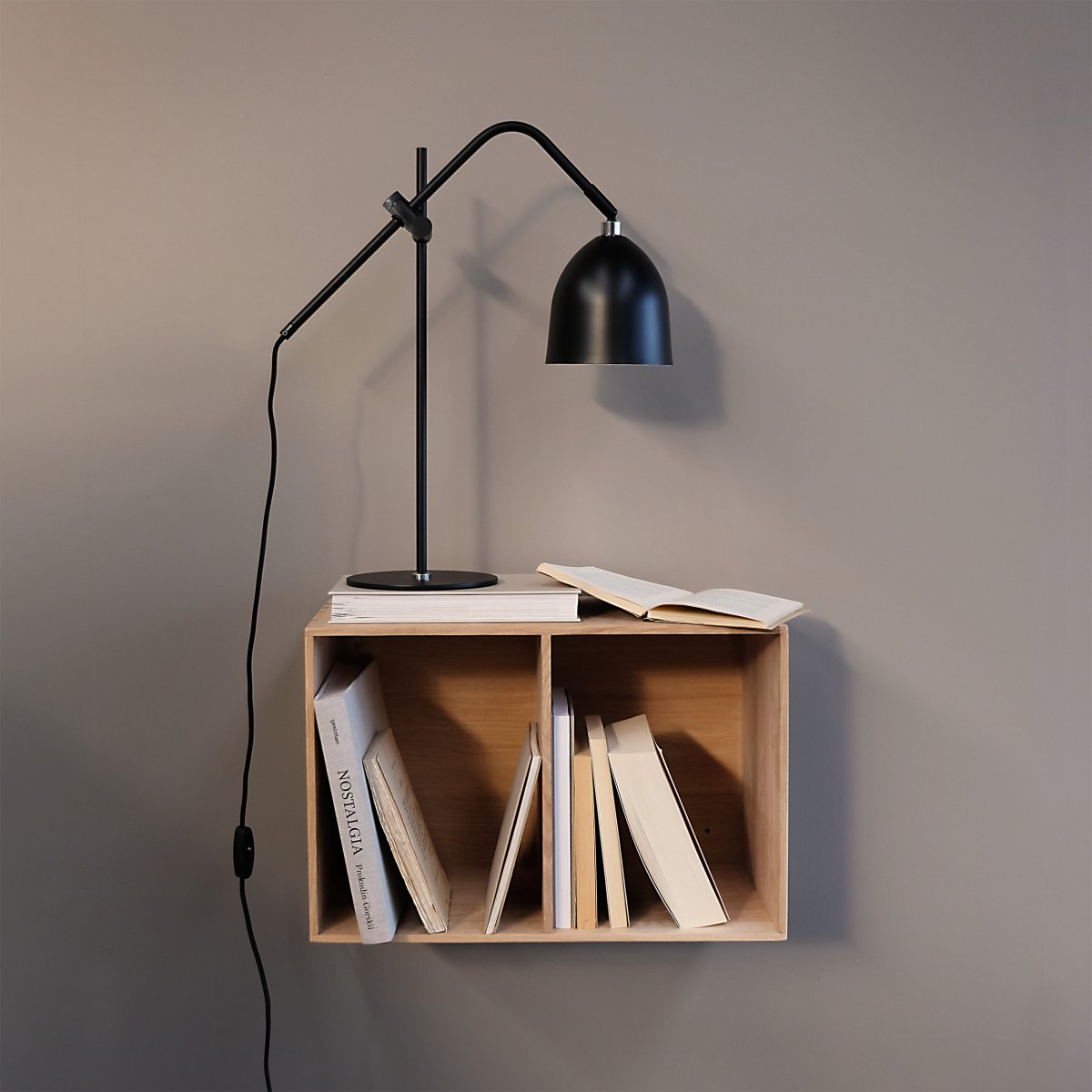Easton 56cm Svart skrivebordslampe Fra Dyberg Larsen - Elegant og fleksibelt, det er det perfekte komplementet til nattbordet eller skrivebordet ditt.
