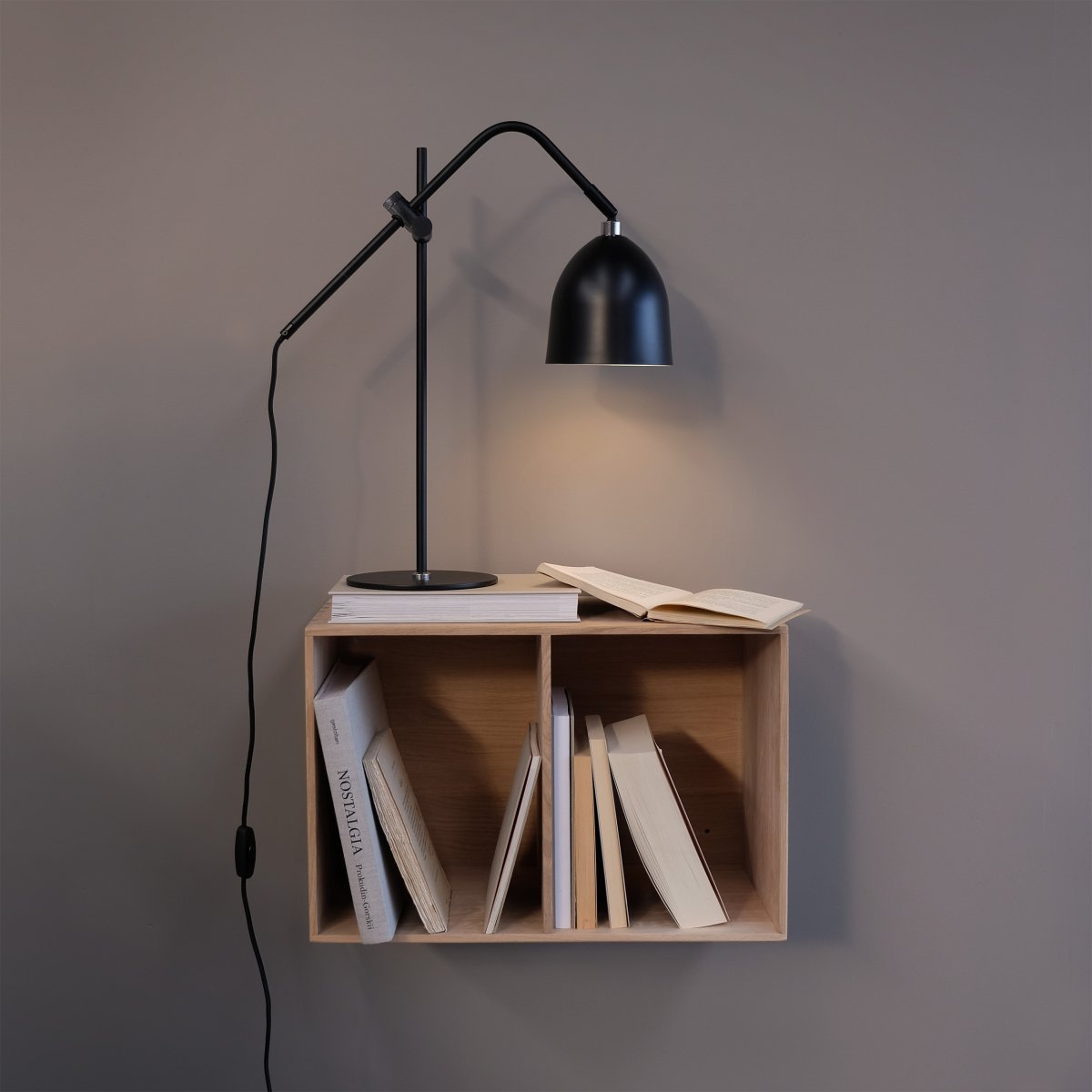 Easton 56cm Svart skrivebordslampe Fra Dyberg Larsen - Elegant og fleksibelt, det er det perfekte komplementet til nattbordet eller skrivebordet ditt.
