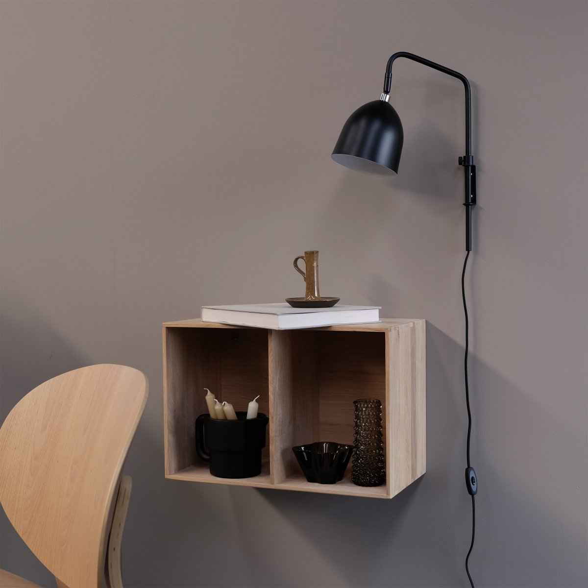 Easton 43cm Svart vegglampe Fra Dyberg Larsen - Easton-serien har en rolig og sofistikert design som smelter inn i alt moderne interiør.