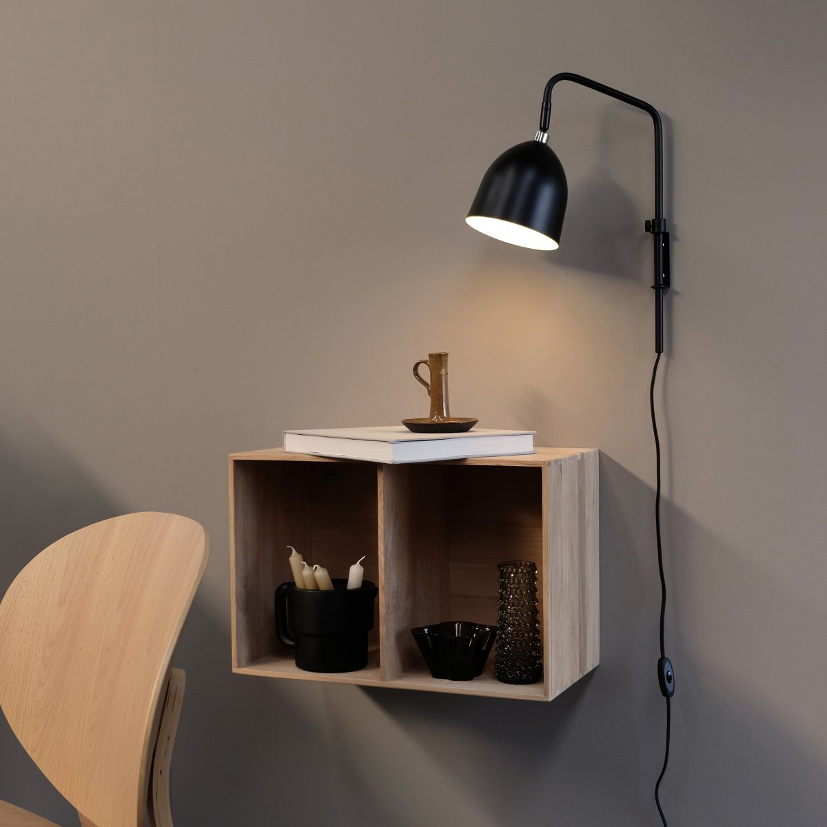 Easton 43cm Svart vegglampe Fra Dyberg Larsen - Easton-serien har en rolig og sofistikert design som smelter inn i alt moderne interiør.