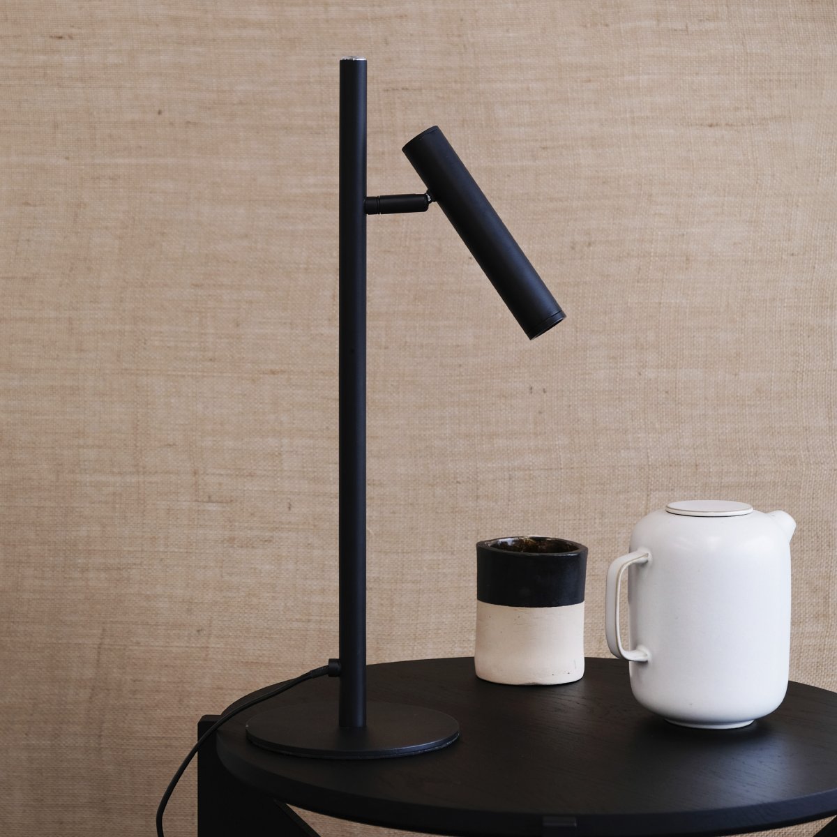 Carlo 48cm Svart skrivebordslampe Fra Dyberg Larsen - Den har innebygget LED og en trinnløs dimmer som styres med en berøringsknapp.
