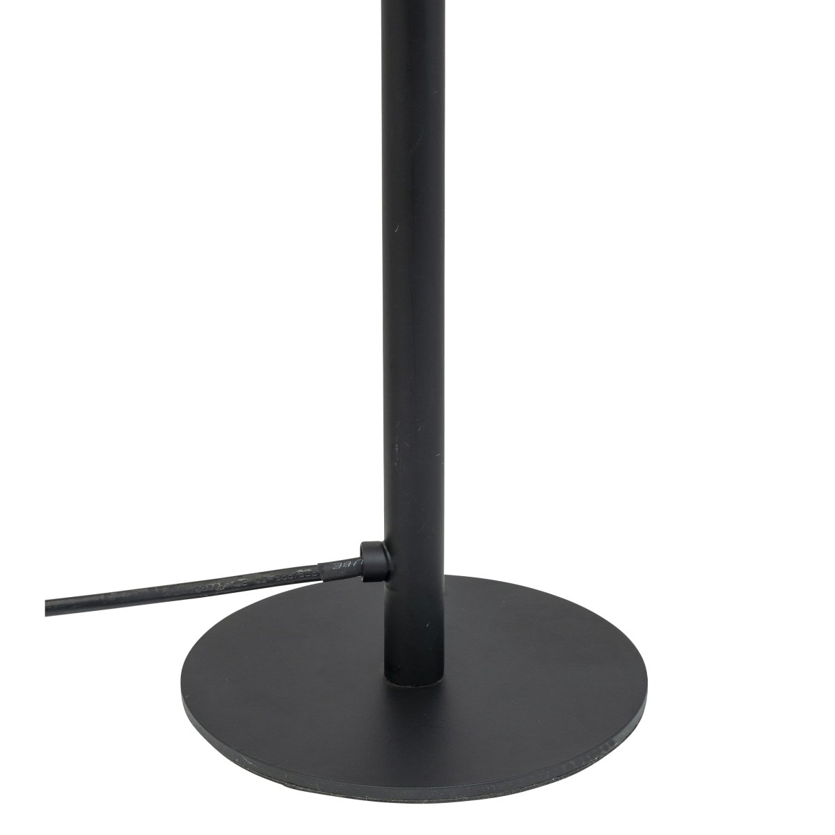 Carlo 48cm Svart skrivebordslampe Fra Dyberg Larsen - Den har innebygget LED og en trinnløs dimmer som styres med en berøringsknapp.