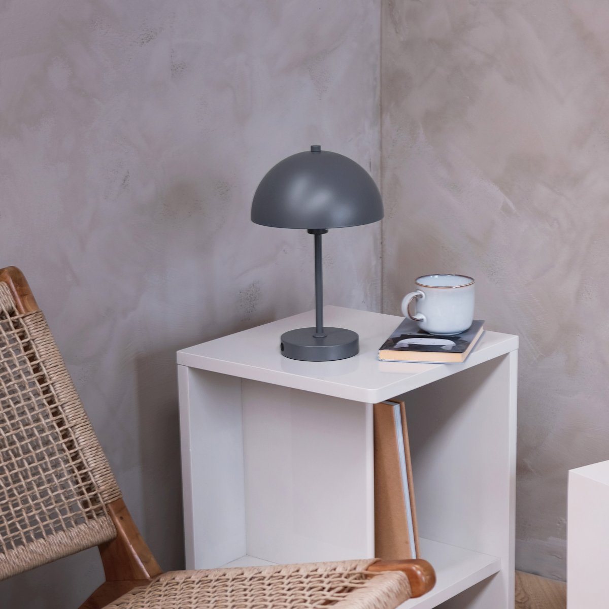 Stockholm 30cm Grå bærbar Fra Dyberg Larsen - Stockholm bordlampe i gr&aring;tt &ndash; en oppladbar lampe med 3 lysstyrkeniv&aring;er (100 %, 50 % og 25 %) som gir fleksibel belysning b&aring;de innend&oslash;rs og utend&oslash;rs.