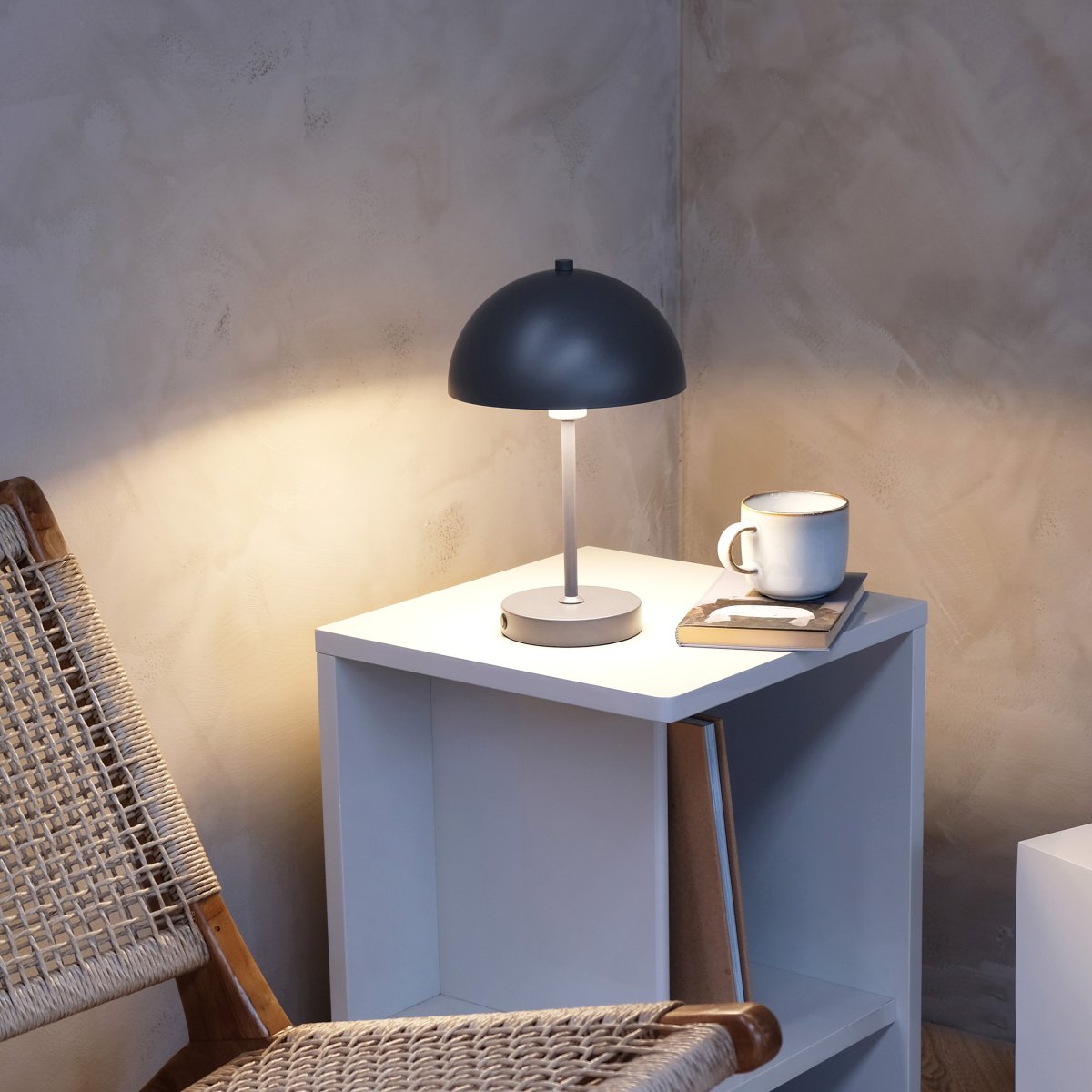 Stockholm 30cm Grå bærbar Fra Dyberg Larsen - Stockholm bordlampe i gr&aring;tt &ndash; en oppladbar lampe med 3 lysstyrkeniv&aring;er (100 %, 50 % og 25 %) som gir fleksibel belysning b&aring;de innend&oslash;rs og utend&oslash;rs.