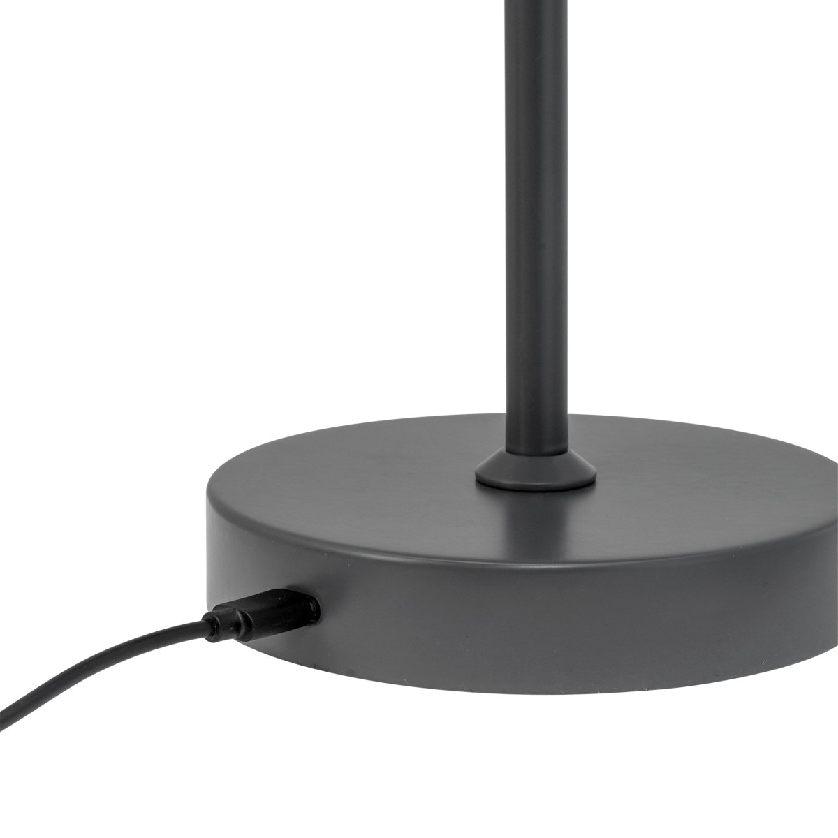 Stockholm 30cm Grå bærbar Fra Dyberg Larsen - Stockholm bordlampe i gr&aring;tt &ndash; en oppladbar lampe med 3 lysstyrkeniv&aring;er (100 %, 50 % og 25 %) som gir fleksibel belysning b&aring;de innend&oslash;rs og utend&oslash;rs.