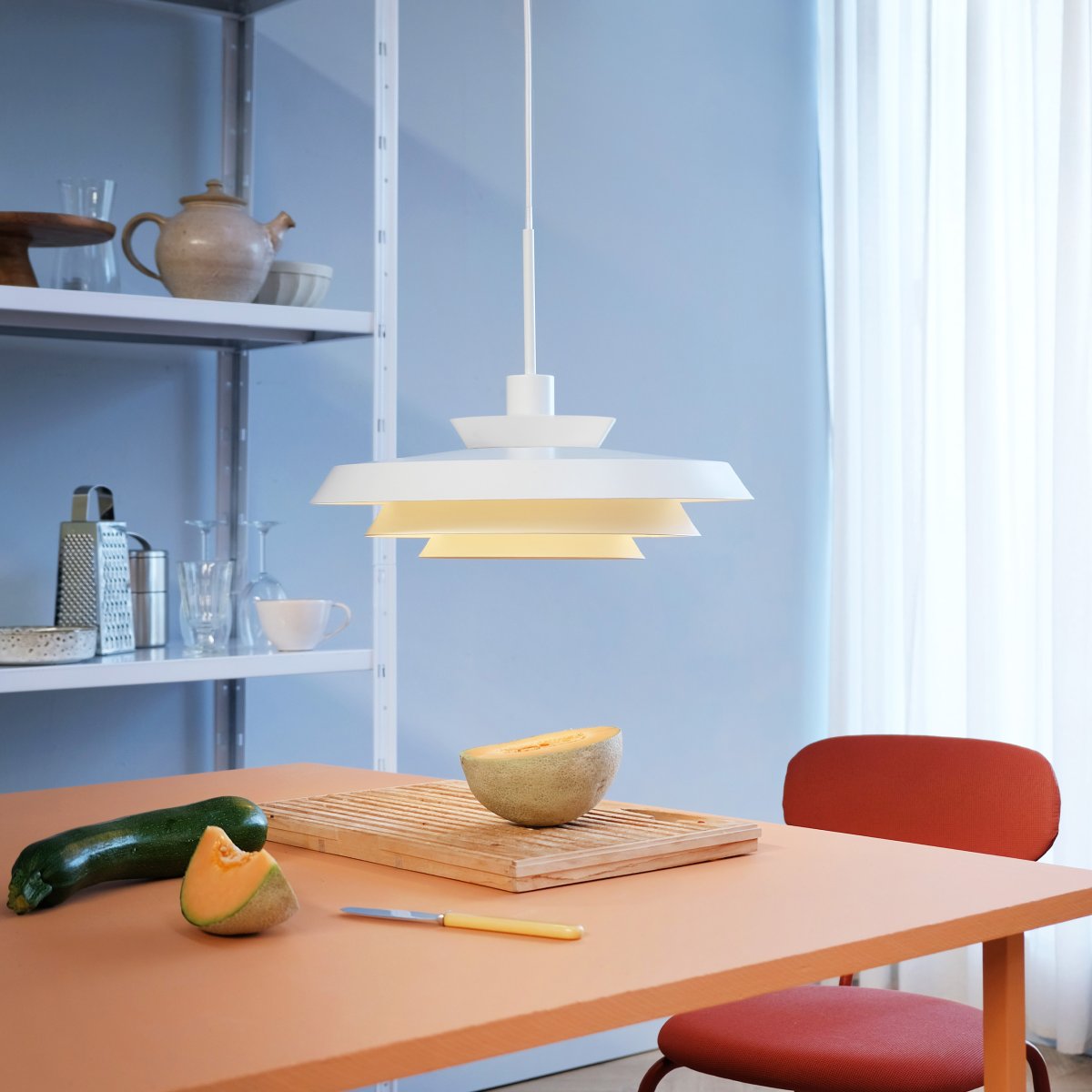 DL44 Ø44 Hvit Taklampe Fra Dyberg Larsen - Oppgrader belysningen din over spisebordet, p&aring; kj&oslash;kkenet, gangen eller i et hvilket som helst rom, og nyt skandinavisk minimalisme og et varmt, innbydende lys med DL44-pendellampen.