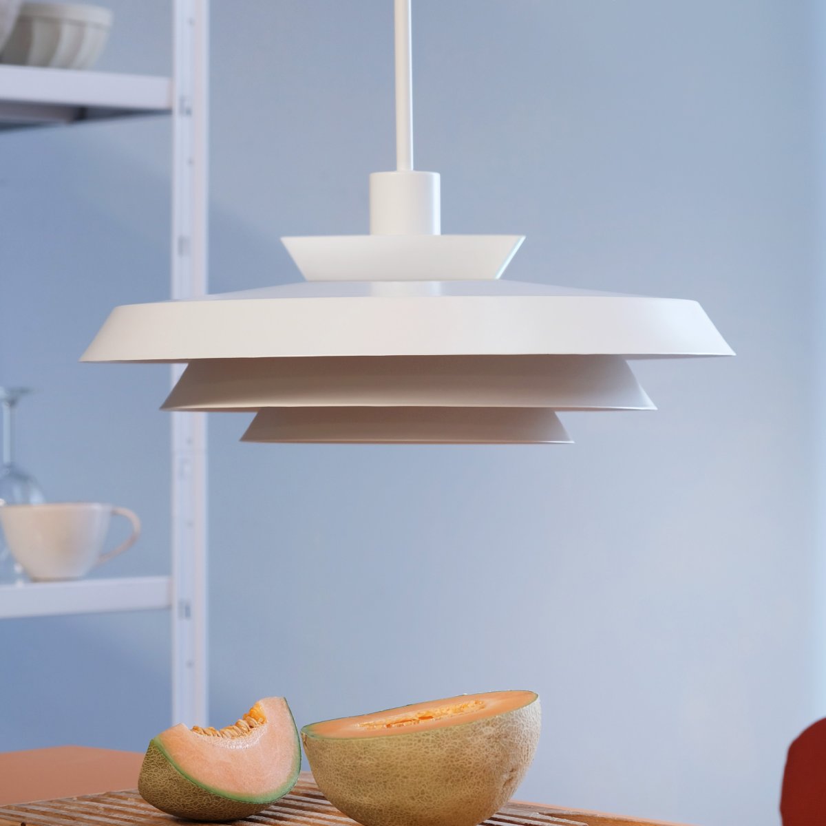 DL44 Ø44 Hvit Taklampe Fra Dyberg Larsen - Oppgrader belysningen din over spisebordet, p&aring; kj&oslash;kkenet, gangen eller i et hvilket som helst rom, og nyt skandinavisk minimalisme og et varmt, innbydende lys med DL44-pendellampen.