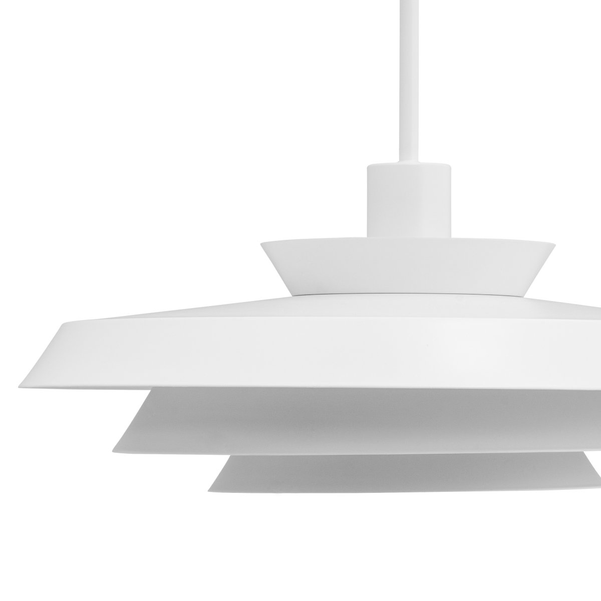 DL44 Ø44 Hvit Taklampe Fra Dyberg Larsen - Oppgrader belysningen din over spisebordet, p&aring; kj&oslash;kkenet, gangen eller i et hvilket som helst rom, og nyt skandinavisk minimalisme og et varmt, innbydende lys med DL44-pendellampen.