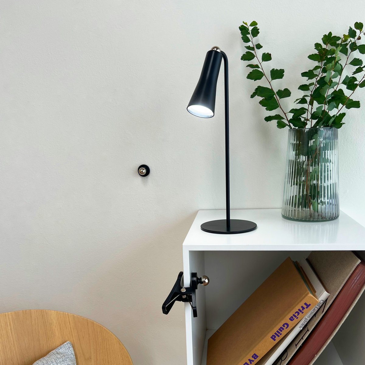 4 In One 38cm Svart skrivebordslampe Fra Dyberg Larsen - 4in1 er en fleksibel og oppladbar lampe i dansk design fra Dyberg Larsen.