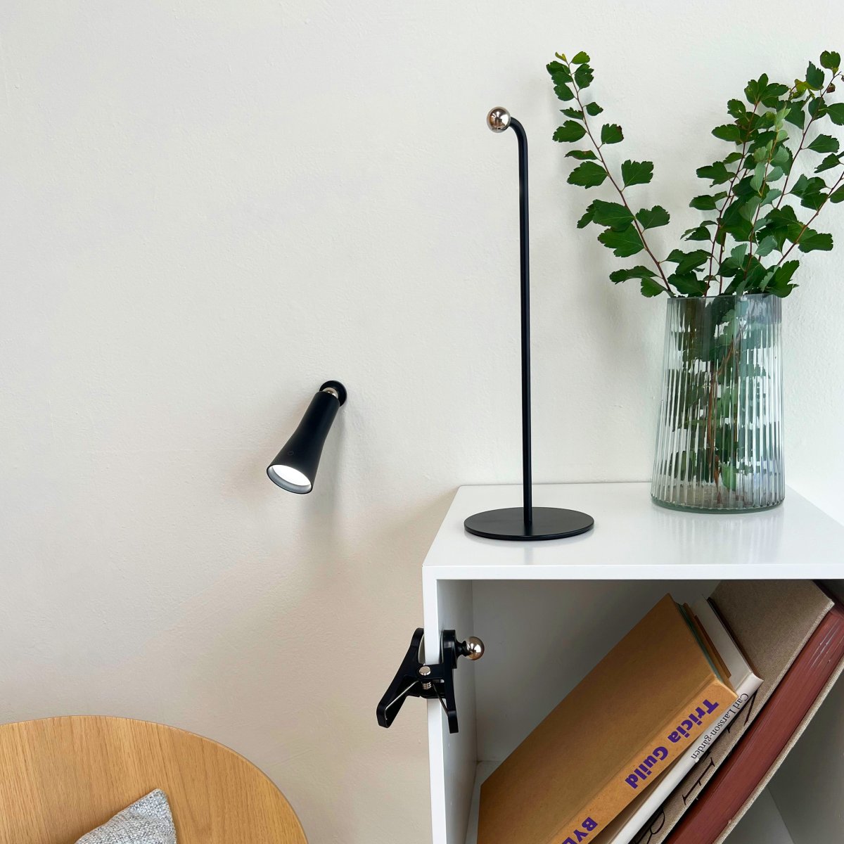 4 In One 38cm Svart skrivebordslampe Fra Dyberg Larsen - 4in1 er en fleksibel og oppladbar lampe i dansk design fra Dyberg Larsen.