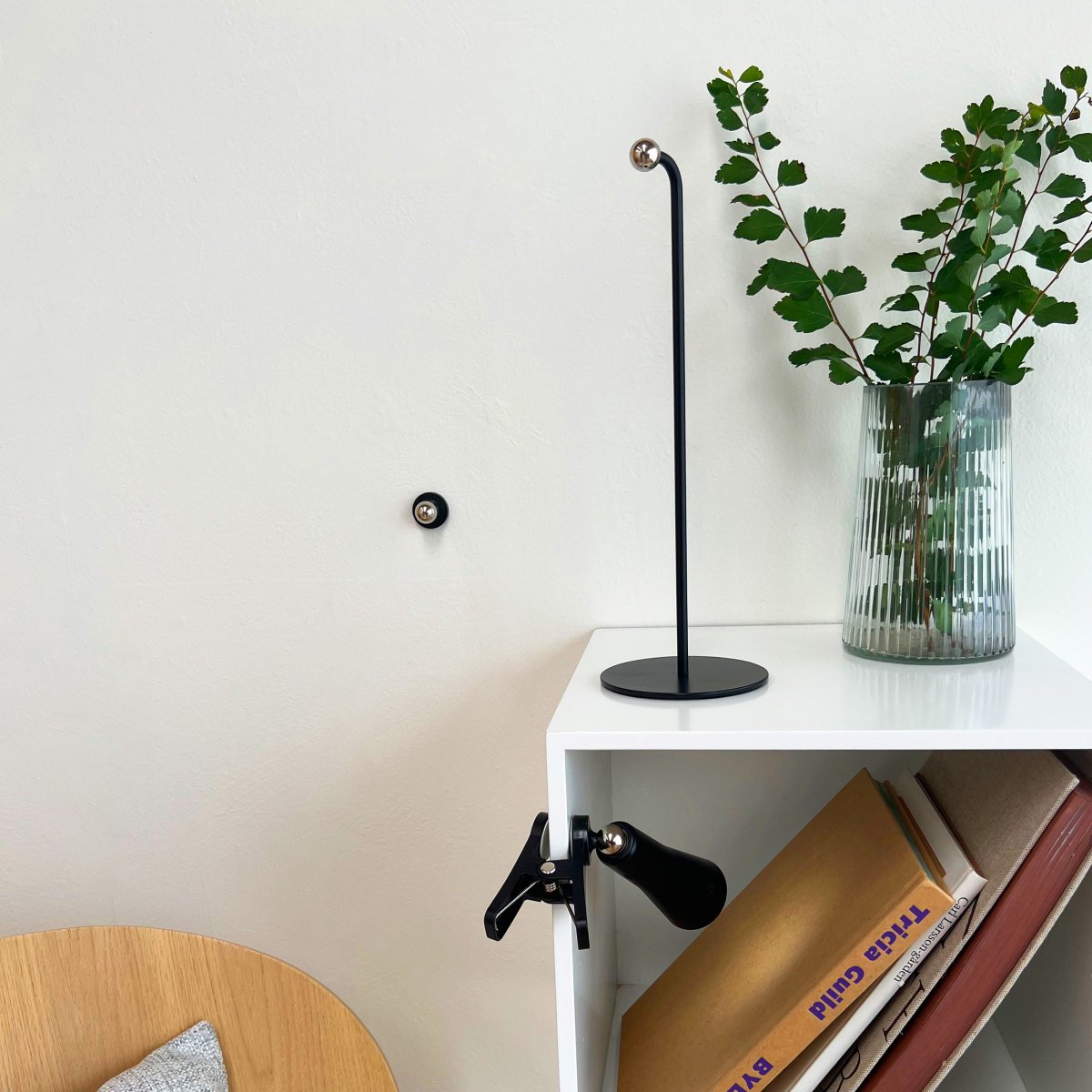 4 In One 38cm Svart skrivebordslampe Fra Dyberg Larsen - 4in1 er en fleksibel og oppladbar lampe i dansk design fra Dyberg Larsen.