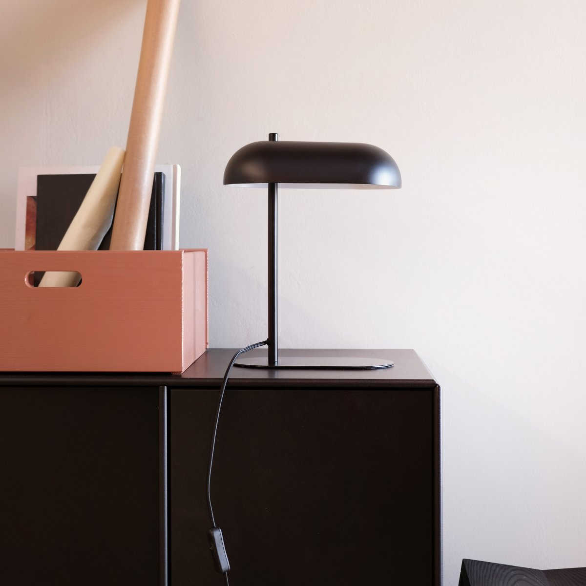 Arch 36cm Matt svart bordlampe Fra Dyberg Larsen - Arch bordlampe er en hyllest til enkelhet og kvalitet &ndash; en blanding av dansk design og funksjonalitet.