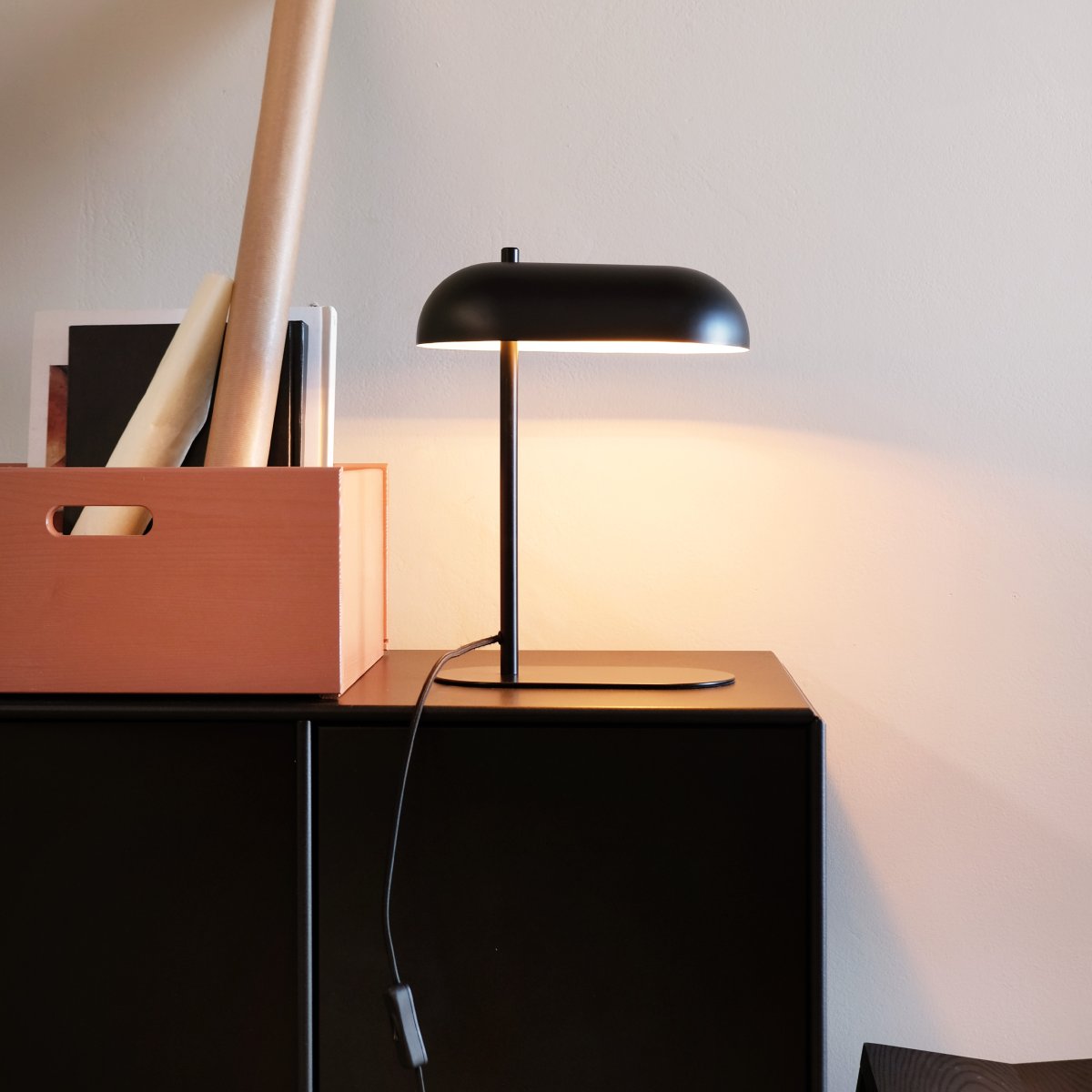 Arch 36cm Matt svart bordlampe Fra Dyberg Larsen - Arch bordlampe er en hyllest til enkelhet og kvalitet &ndash; en blanding av dansk design og funksjonalitet.