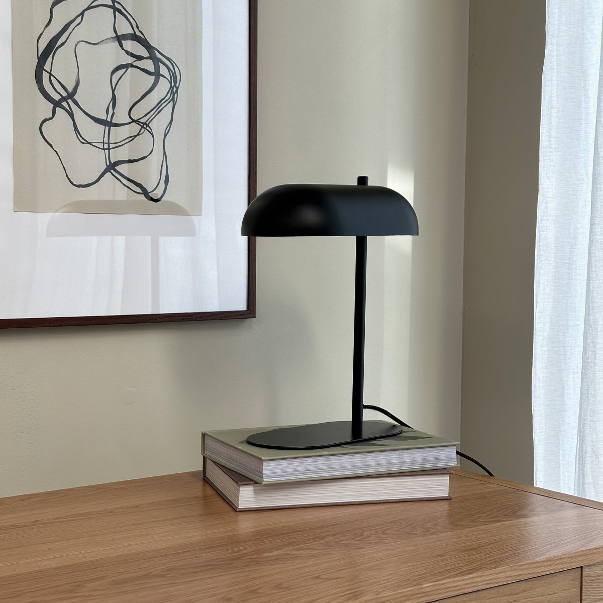 Arch 36cm Matt svart bordlampe Fra Dyberg Larsen - Arch bordlampe er en hyllest til enkelhet og kvalitet &ndash; en blanding av dansk design og funksjonalitet.