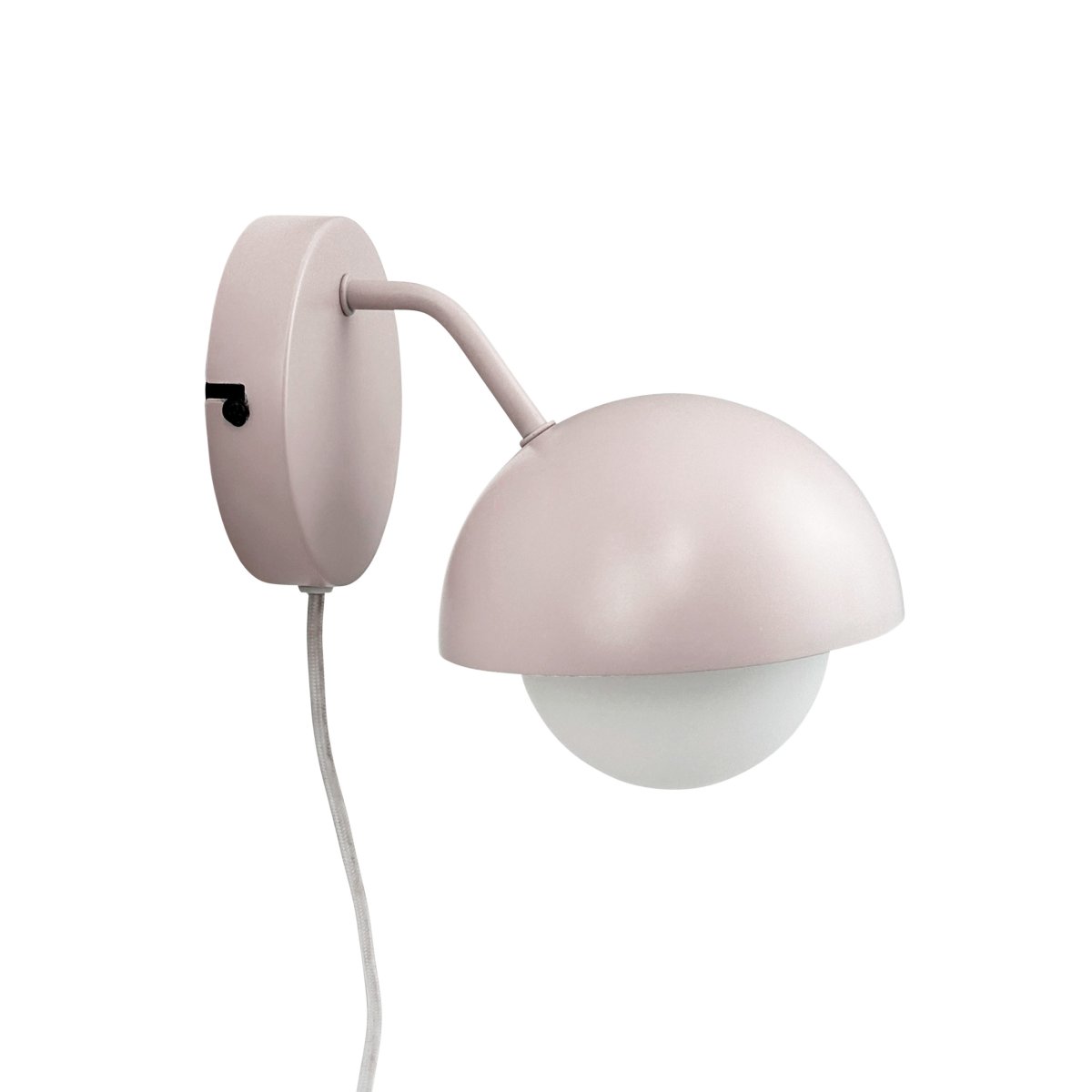 Rose Ø15 Matt beige vegglampe Fra Dyberg Larsen - Glasskuppelen fungerer som en naturlig lysspreder og skaper en varm og innbydende atmosf&aelig;re i rommet.