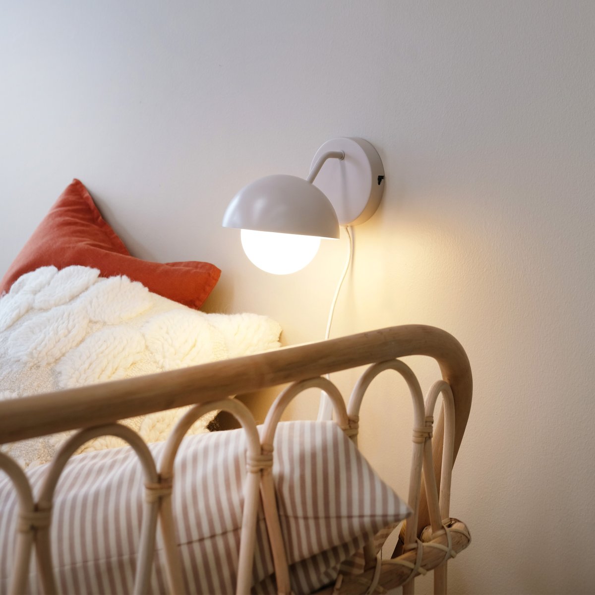 Rose Ø15 Matt beige vegglampe Fra Dyberg Larsen - Glasskuppelen fungerer som en naturlig lysspreder og skaper en varm og innbydende atmosf&aelig;re i rommet.