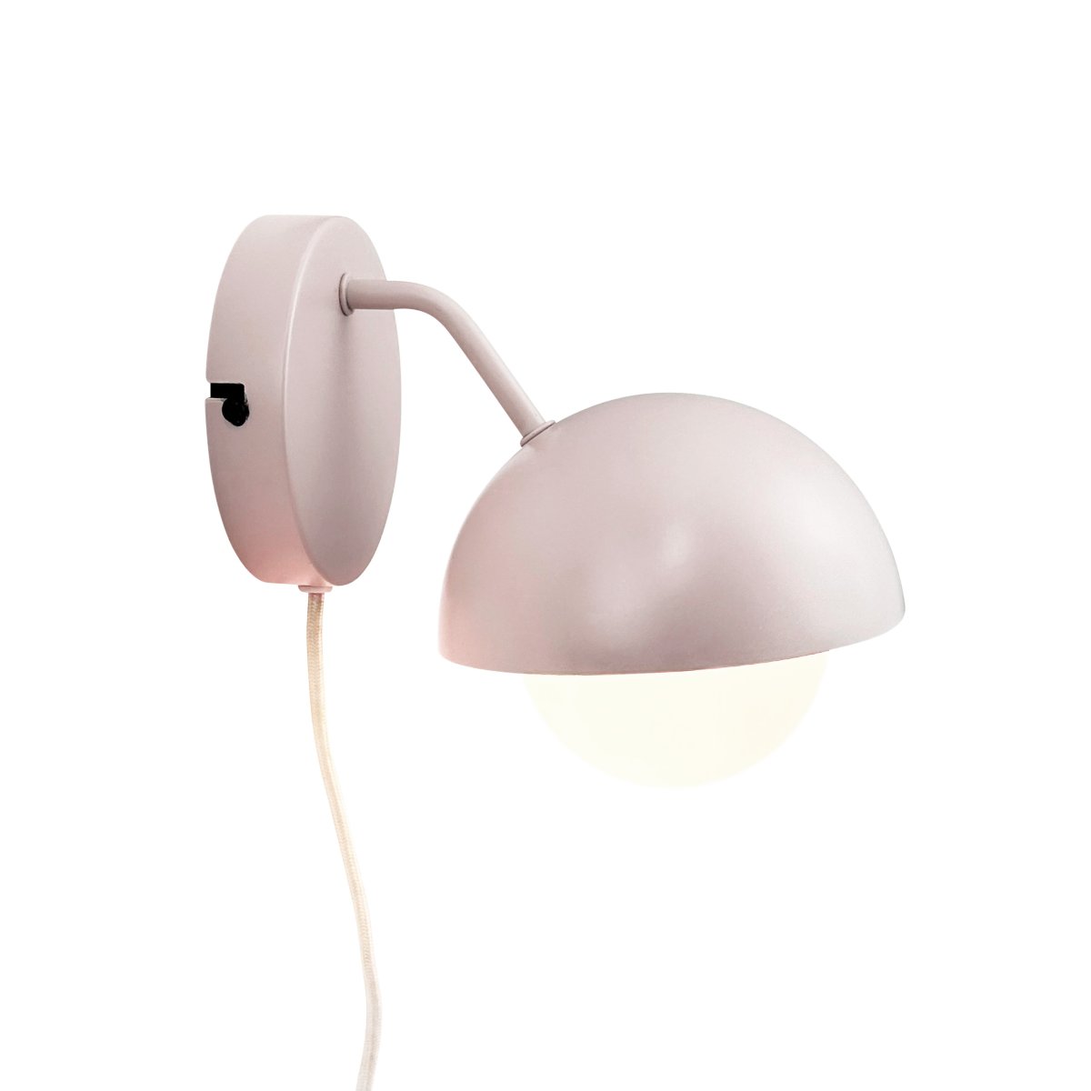 Rose Ø15 Matt beige vegglampe Fra Dyberg Larsen - Glasskuppelen fungerer som en naturlig lysspreder og skaper en varm og innbydende atmosf&aelig;re i rommet.